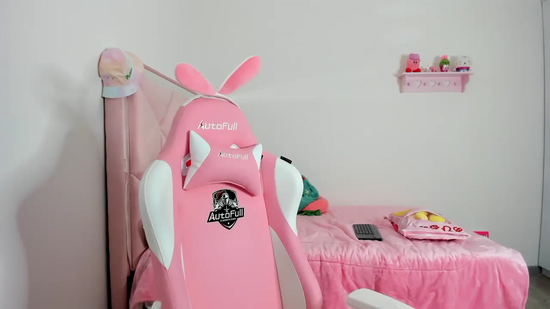 Gallery image thumbnail from Cherrycute666's myfreecams stream on, 12/19/2023, 08:22 image 4 of 20