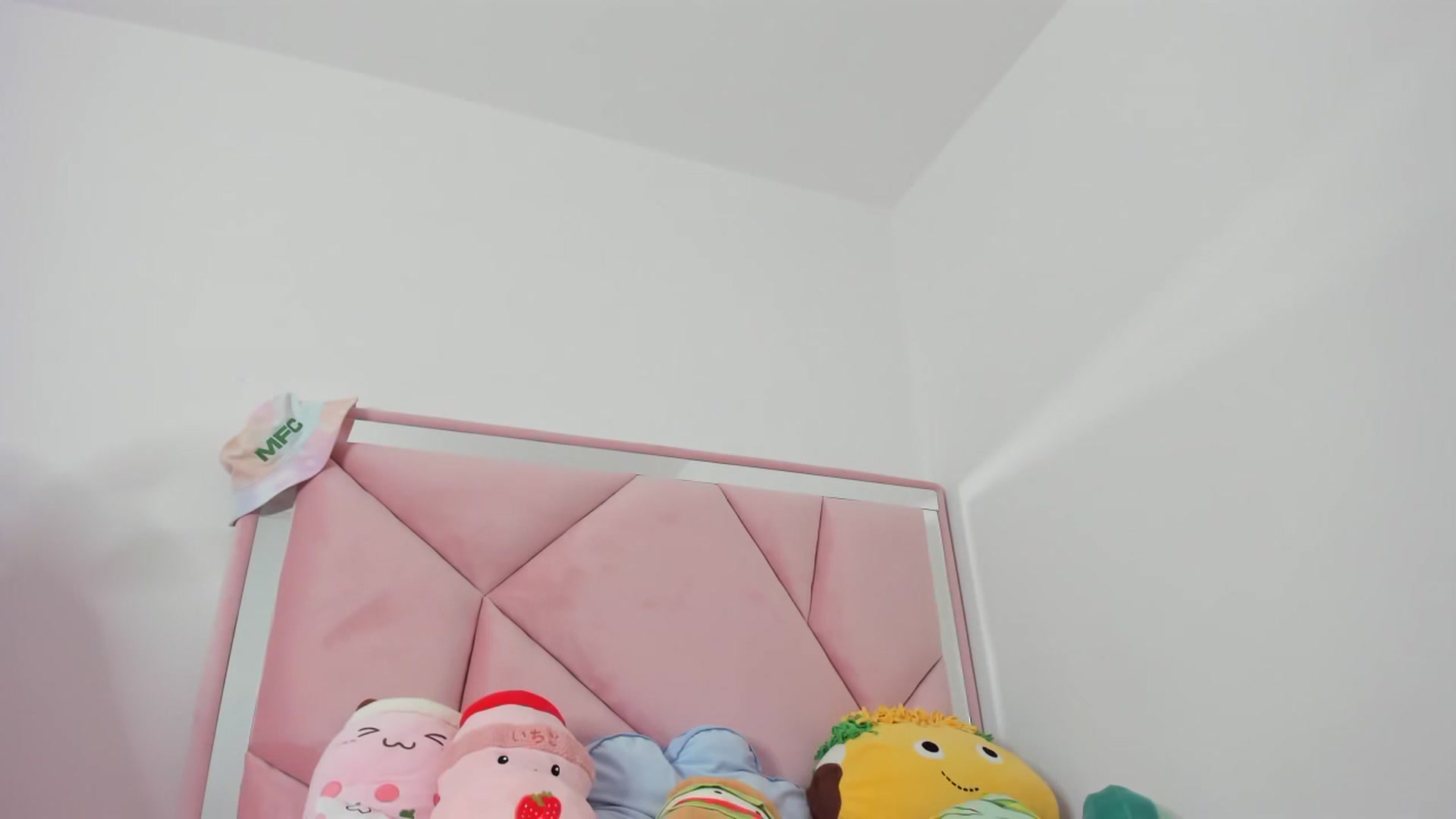 Gallery image thumbnail from Cherrycute666's myfreecams stream on, 12/19/2023, 10:49 image 13 of 20