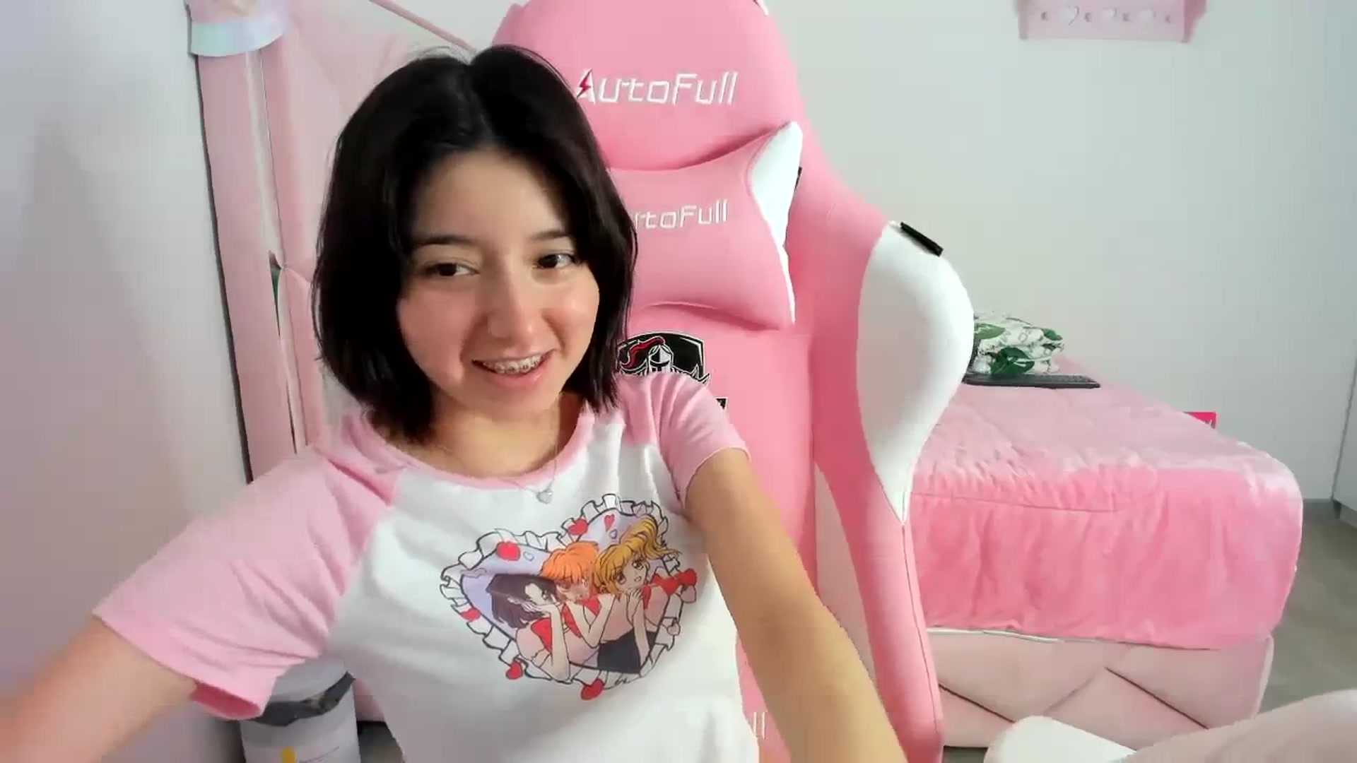 Gallery image thumbnail from Cherrycute666's myfreecams stream on, 12/20/2023, 09:06 image 18 of 20