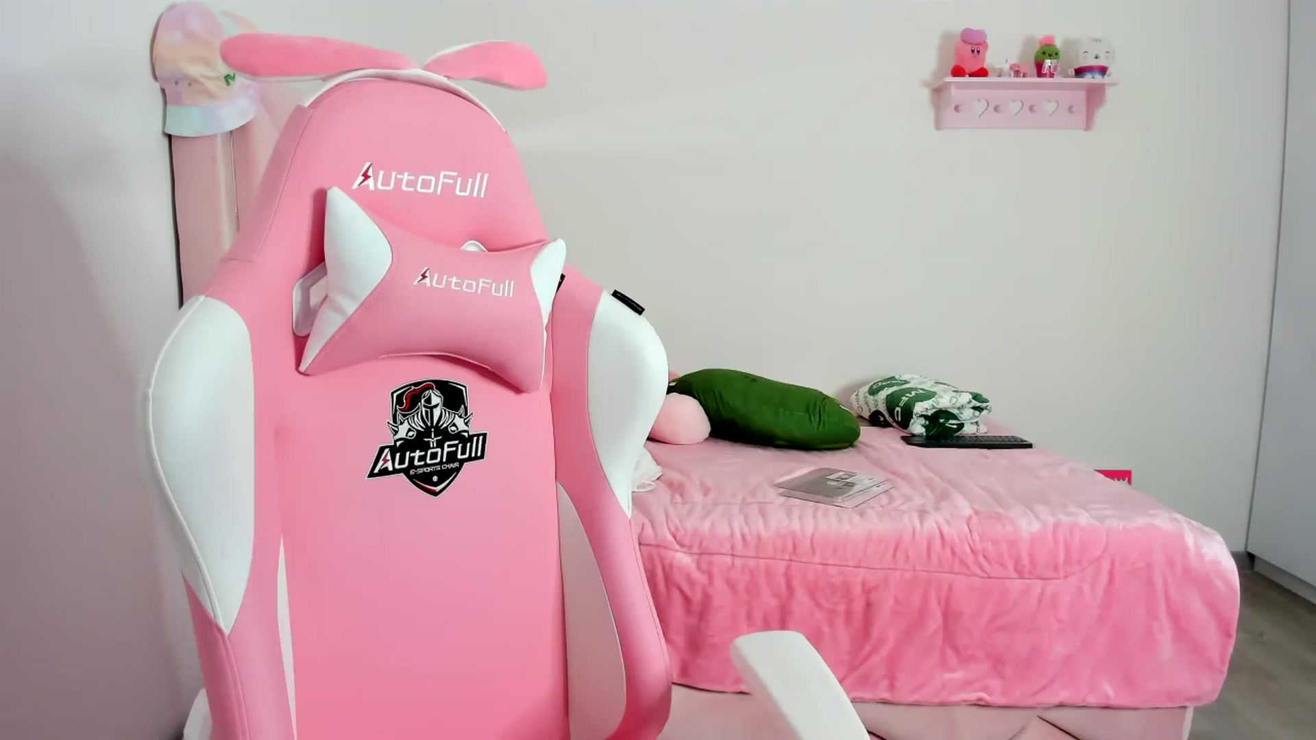 Gallery image thumbnail from Cherrycute666's myfreecams stream on, 12/20/2023, 09:06 image 12 of 20