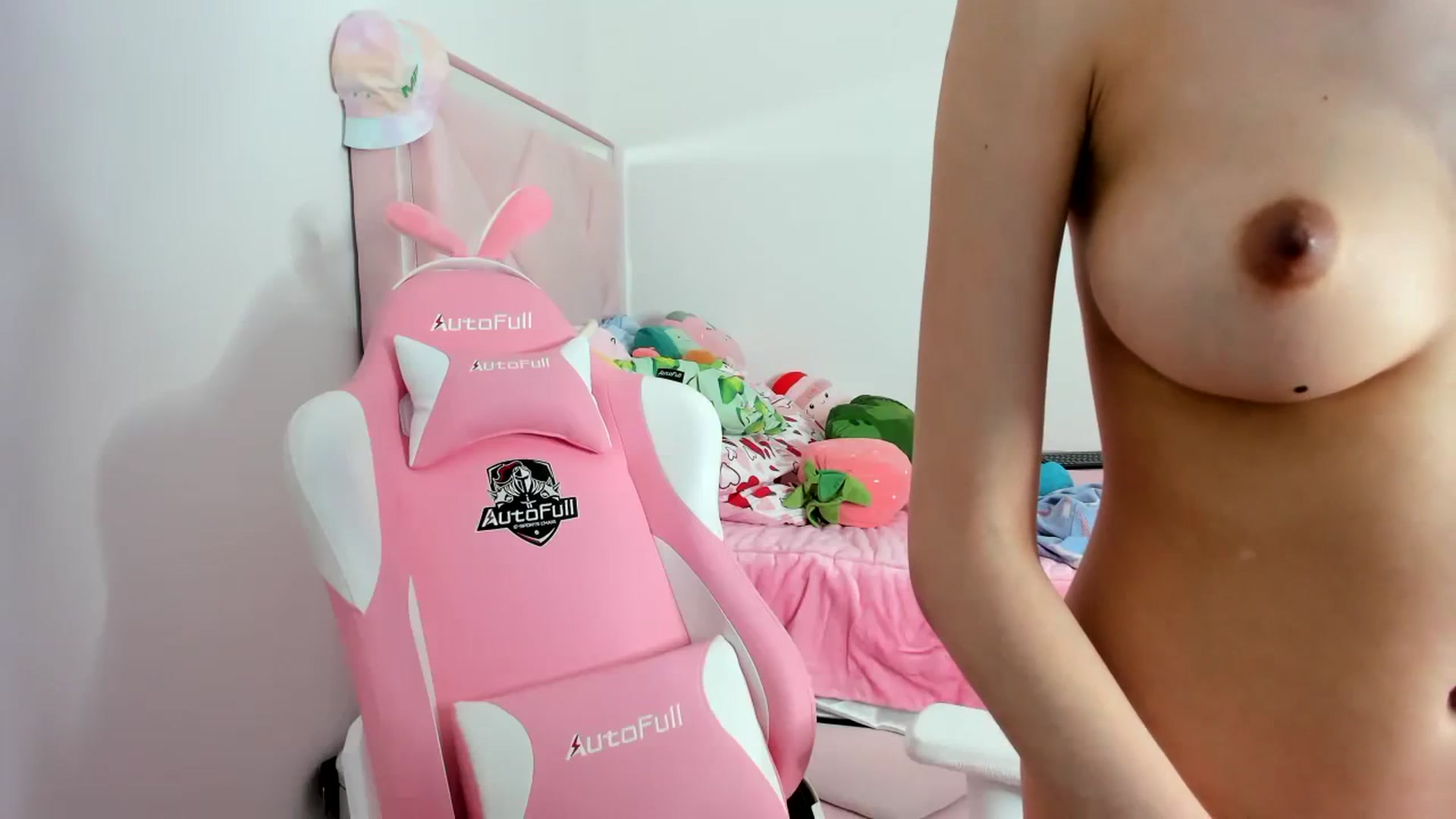 Gallery image thumbnail from Cherrycute666's myfreecams stream on, 12/22/2023, 24:49 image 12 of 20