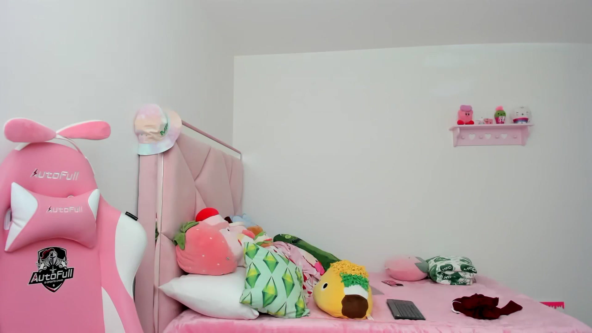 Gallery image thumbnail from Cherrycute666's myfreecams stream on, 12/22/2023, 21:19 image 2 of 20
