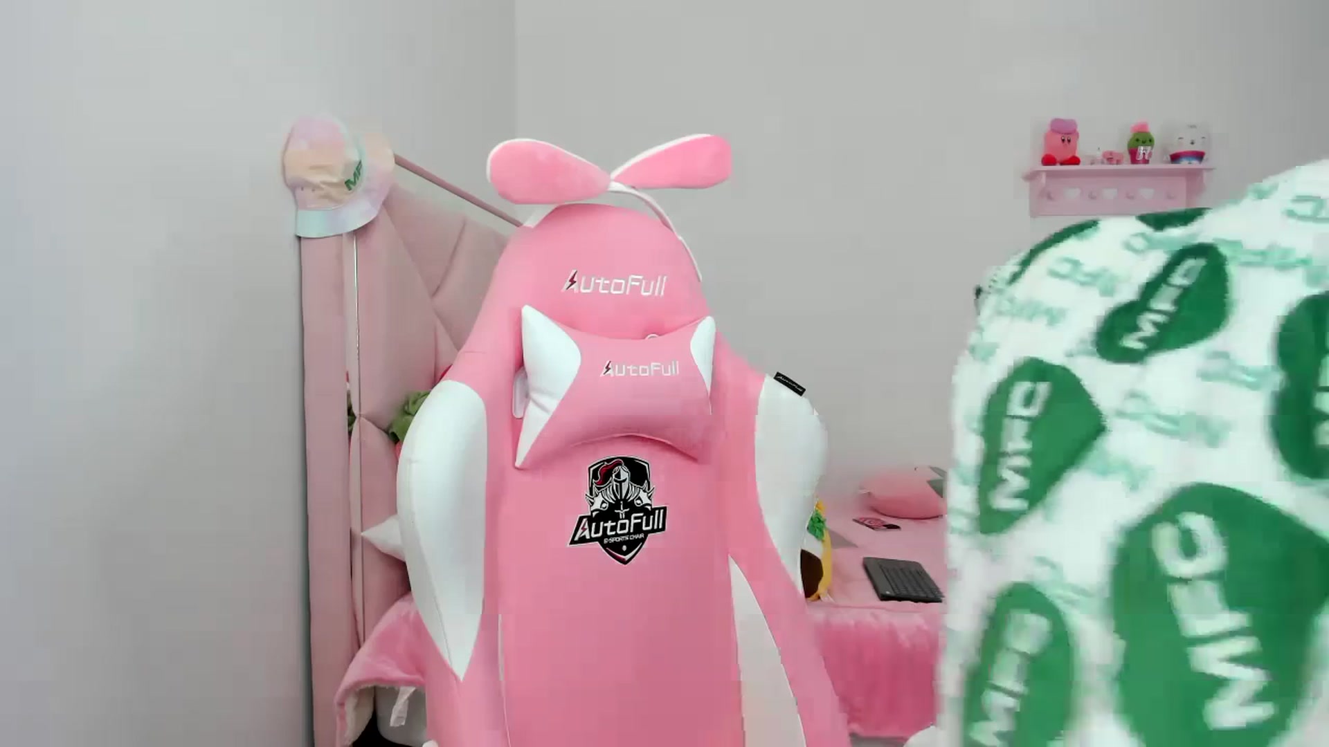 Gallery image thumbnail from Cherrycute666's myfreecams stream on, 12/22/2023, 21:19 image 8 of 20