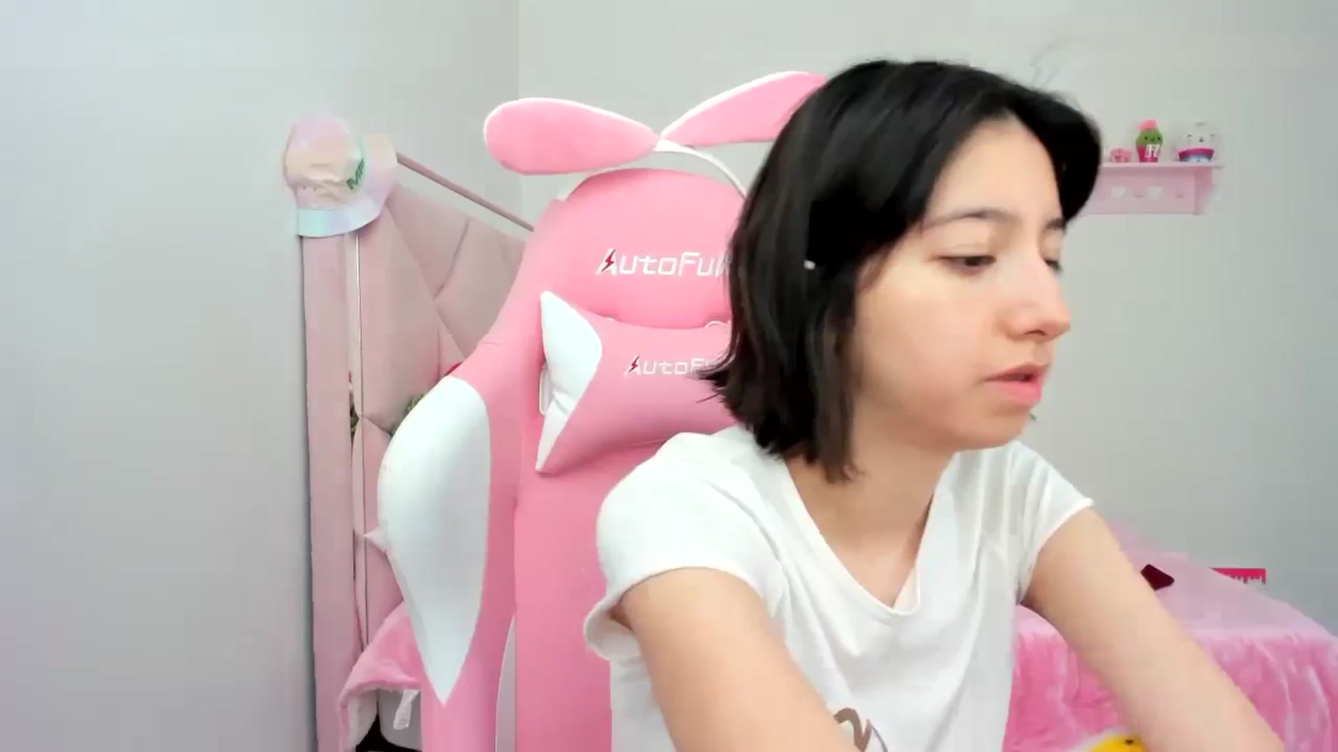 Gallery image thumbnail from Cherrycute666's myfreecams stream on, 12/22/2023, 21:19 image 15 of 20