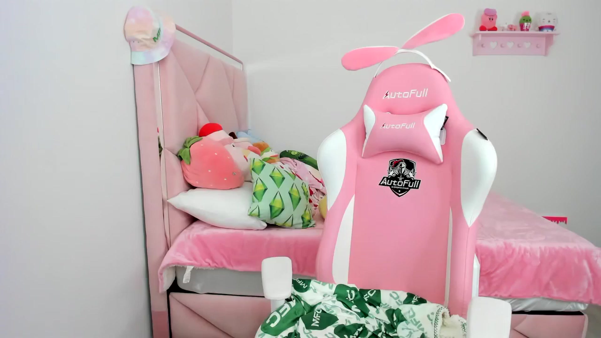 Gallery image thumbnail from Cherrycute666's myfreecams stream on, 12/22/2023, 23:05 image 16 of 20