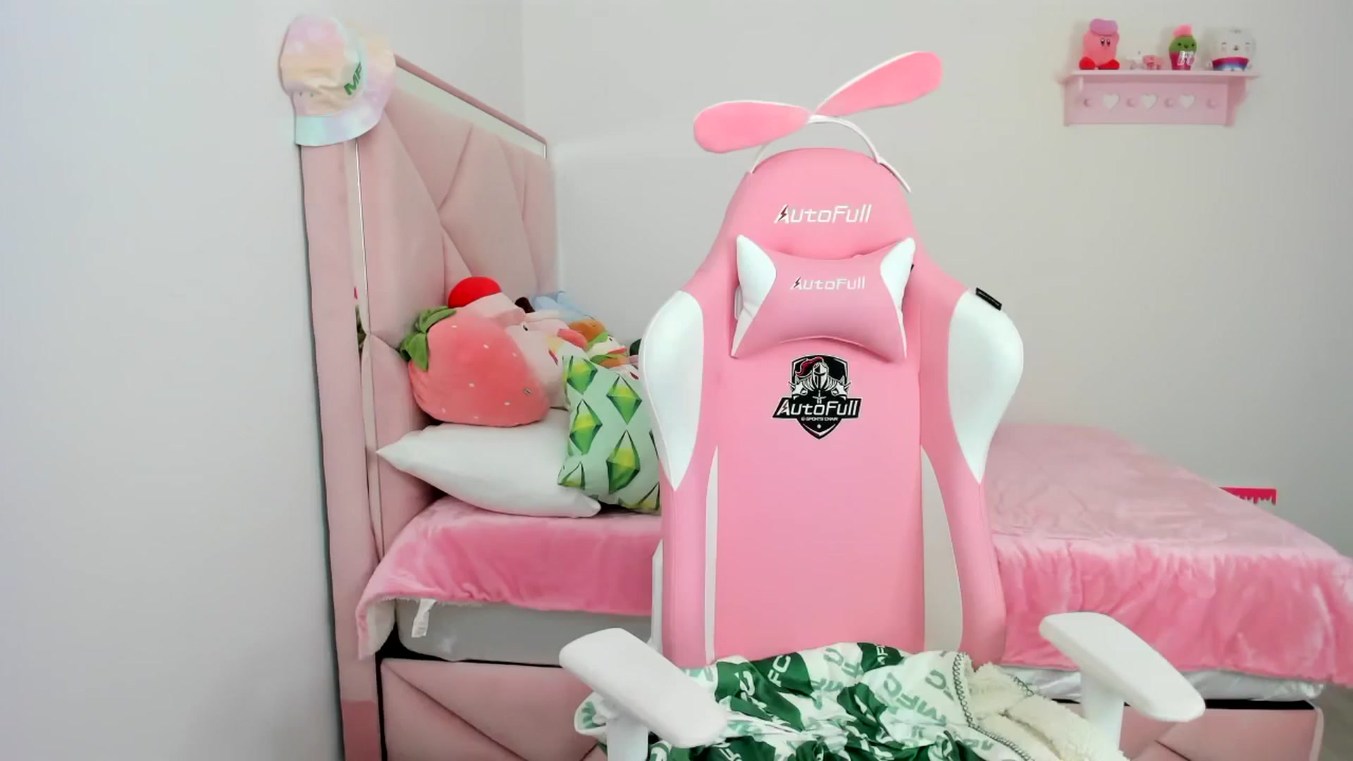 Gallery image thumbnail from Cherrycute666's myfreecams stream on, 12/22/2023, 23:05 image 15 of 20