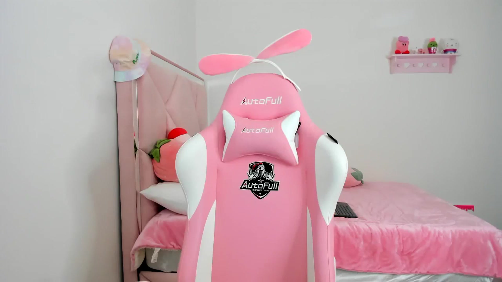 Gallery image thumbnail from Cherrycute666's myfreecams stream on, 12/22/2023, 23:32 image 17 of 20