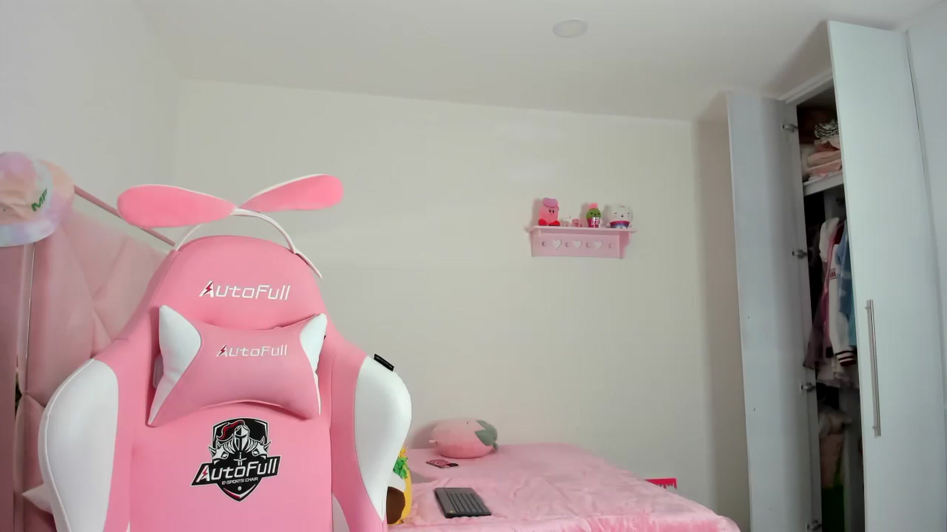 Gallery image thumbnail from Cherrycute666's myfreecams stream on, 12/23/2023, 04:21 image 18 of 20