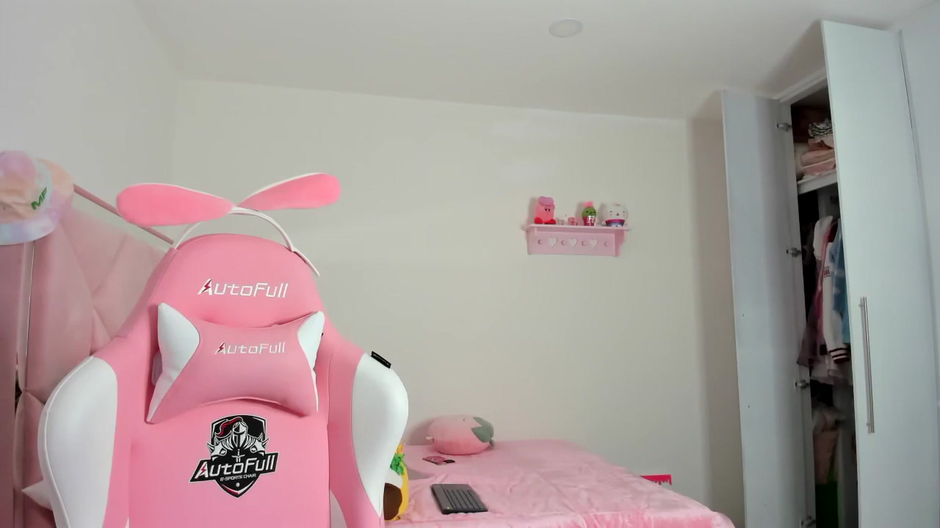 Gallery image thumbnail from Cherrycute666's myfreecams stream on, 12/23/2023, 04:21 image 17 of 20