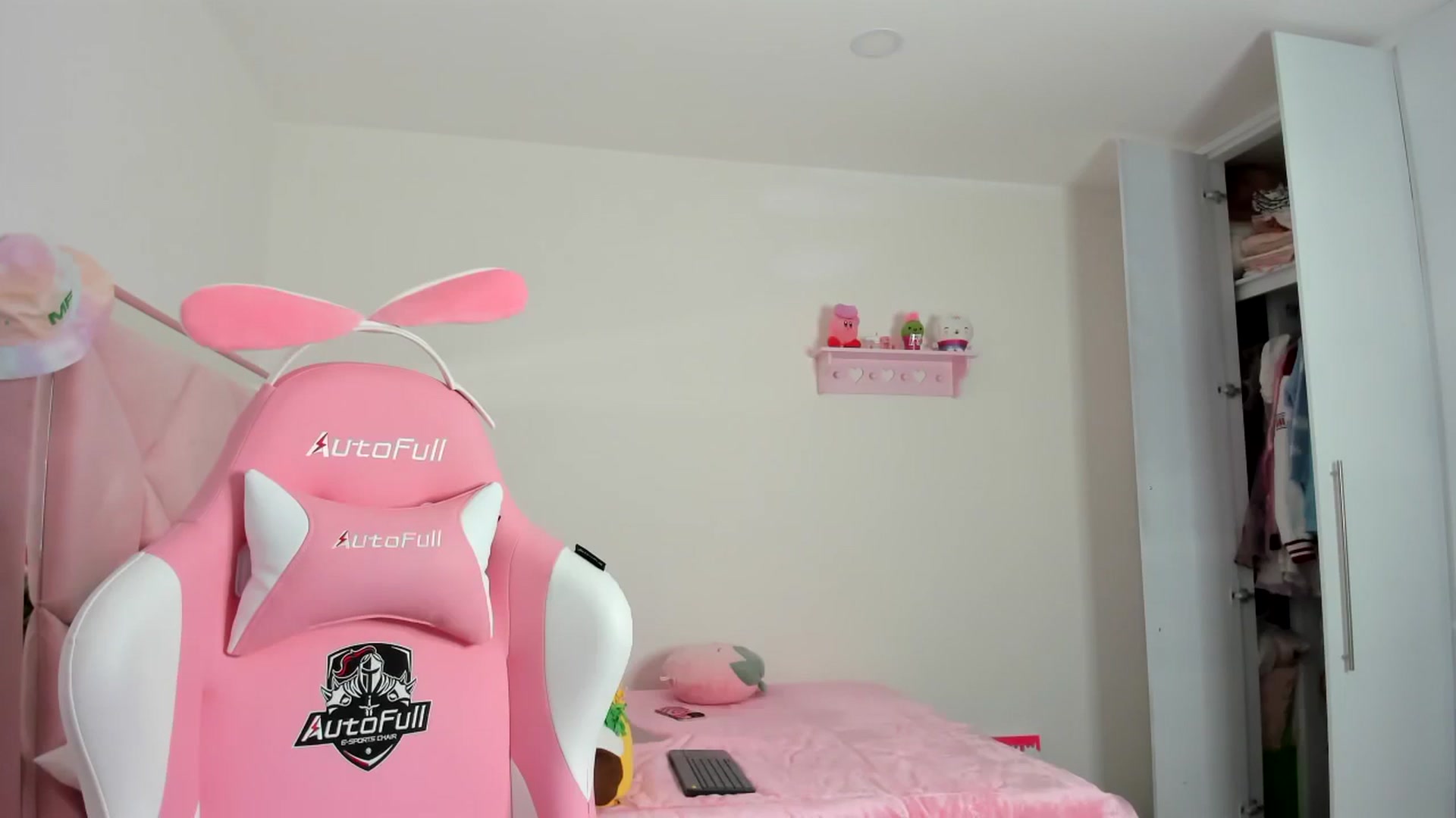 Gallery image thumbnail from Cherrycute666's myfreecams stream on, 12/23/2023, 04:21 image 16 of 20
