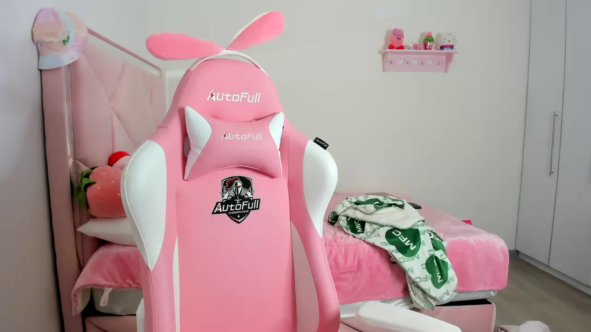 Gallery image thumbnail from Cherrycute666's myfreecams stream on, 12/23/2023, 11:52 image 17 of 20