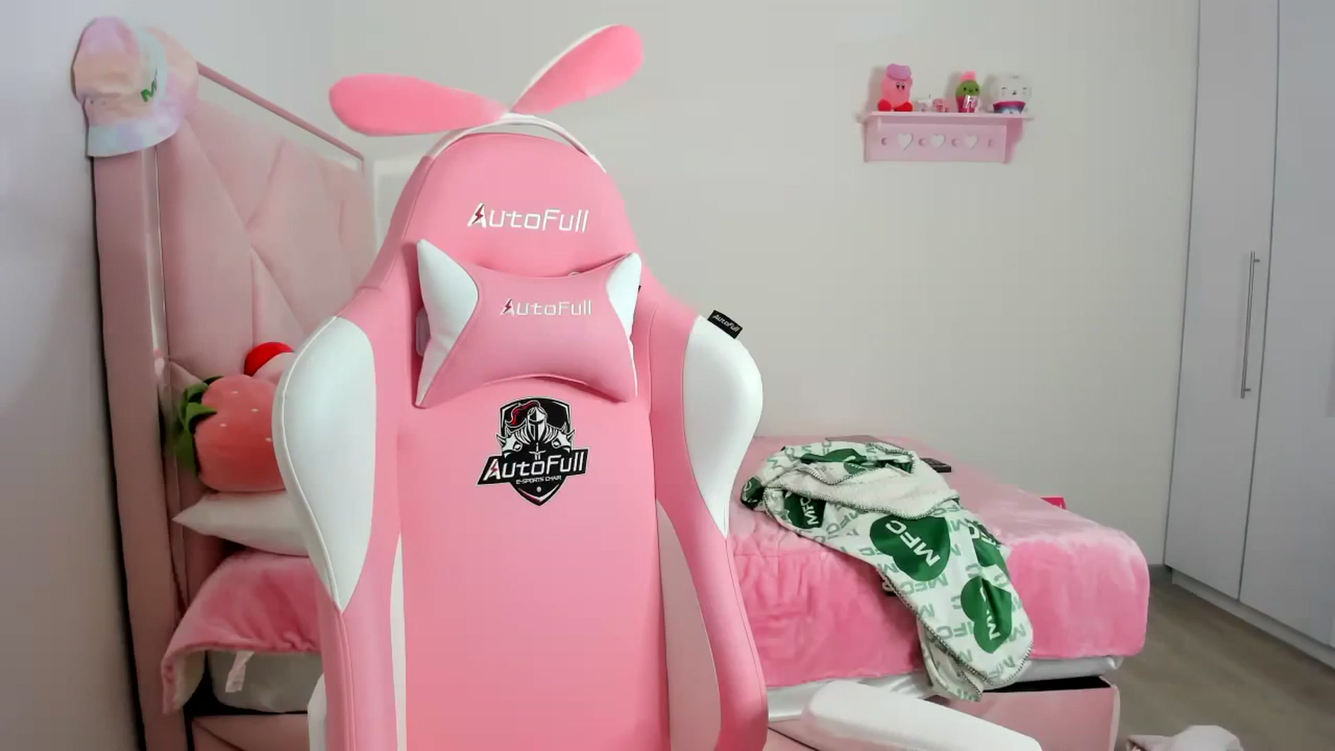 Gallery image thumbnail from Cherrycute666's myfreecams stream on, 12/23/2023, 11:52 image 18 of 20