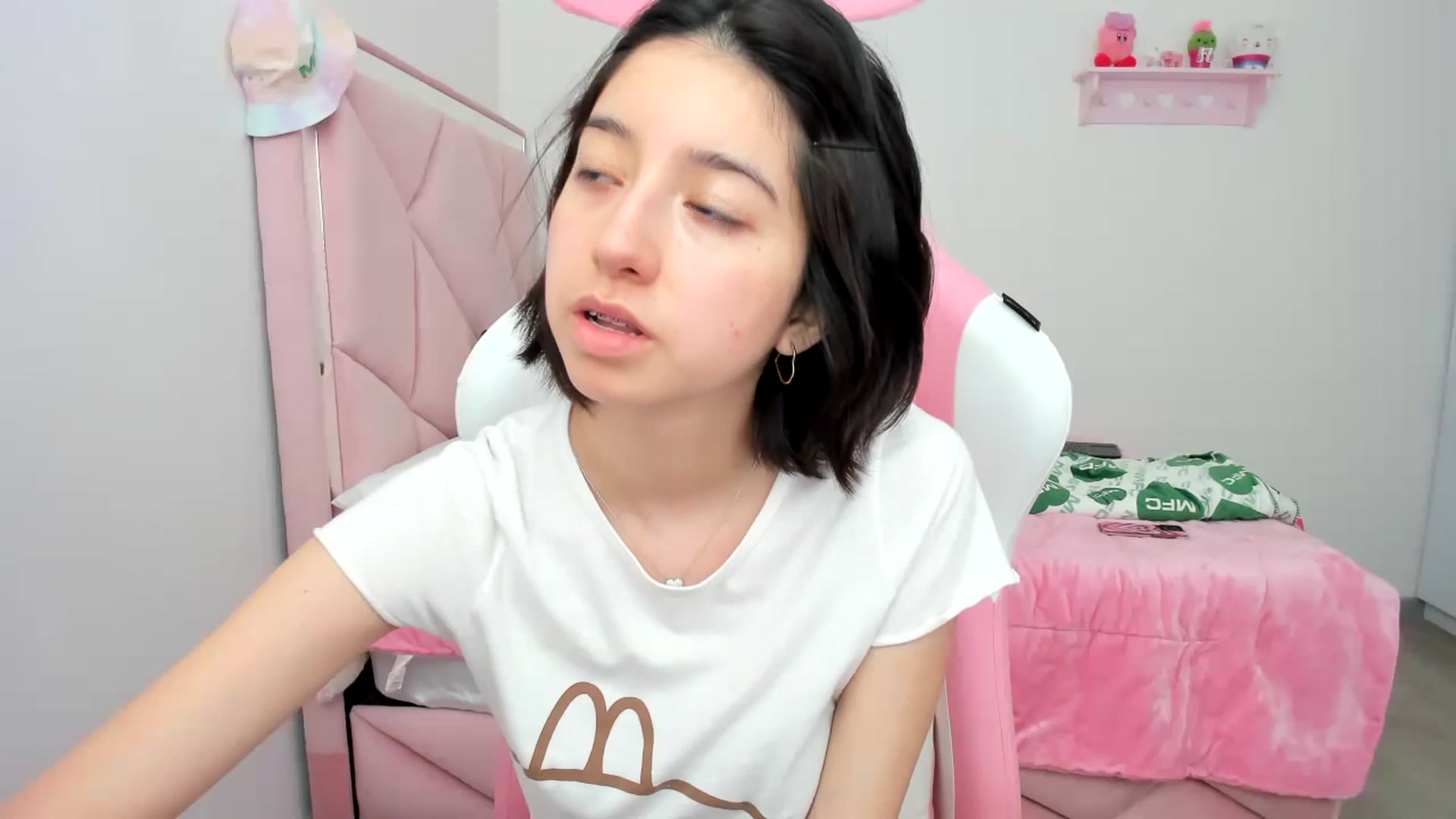 Gallery image thumbnail from Cherrycute666's myfreecams stream on, 12/24/2023, 21:07 image 17 of 20
