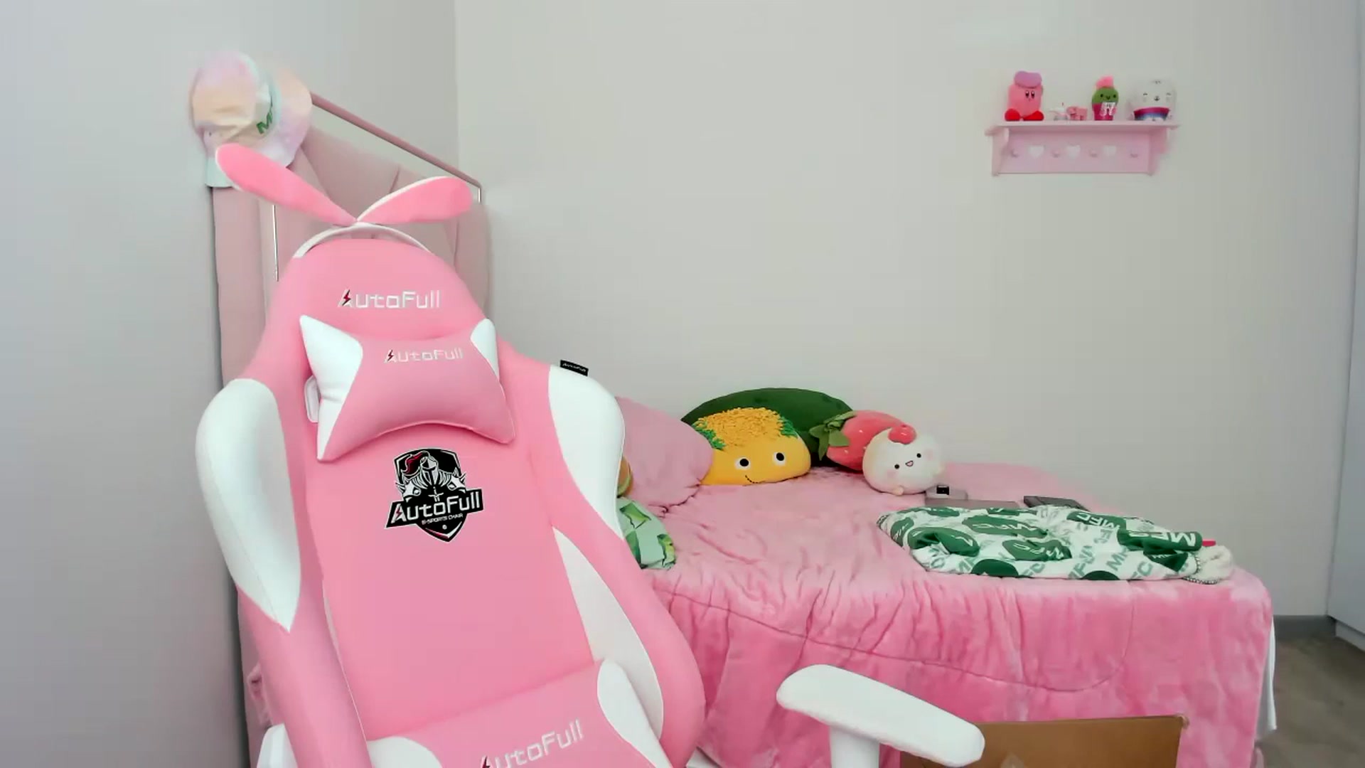 Gallery image thumbnail from Cherrycute666's myfreecams stream on, 12/25/2023, 21:31 image 17 of 20