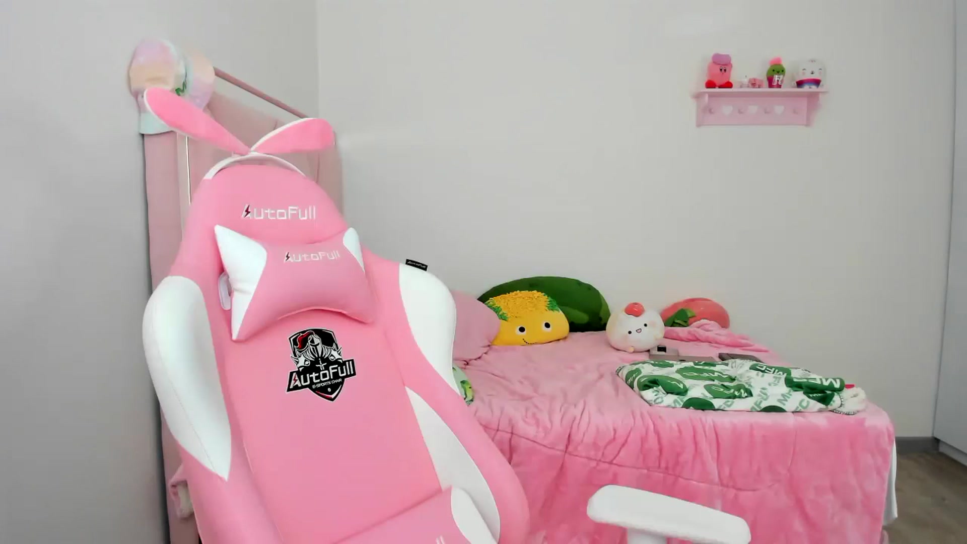 Gallery image thumbnail from Cherrycute666's myfreecams stream on, 12/25/2023, 21:31 image 3 of 20