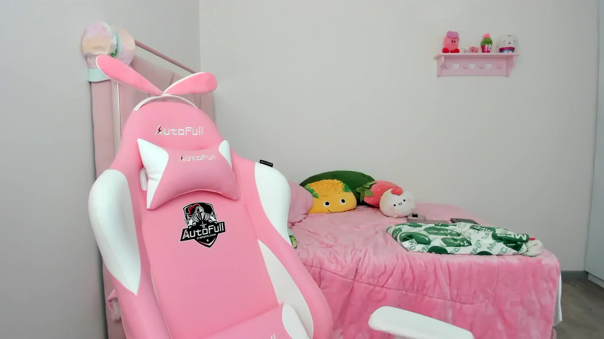 Gallery image thumbnail from Cherrycute666's myfreecams stream on, 12/25/2023, 21:31 image 5 of 20
