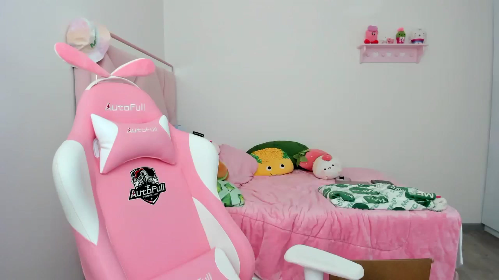 Gallery image thumbnail from Cherrycute666's myfreecams stream on, 12/25/2023, 21:31 image 10 of 20