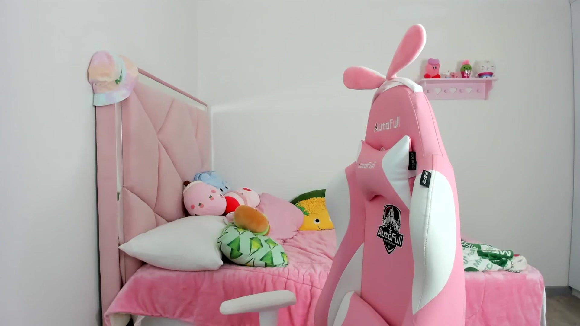 Gallery image thumbnail from Cherrycute666's myfreecams stream on, 12/25/2023, 23:34 image 15 of 20