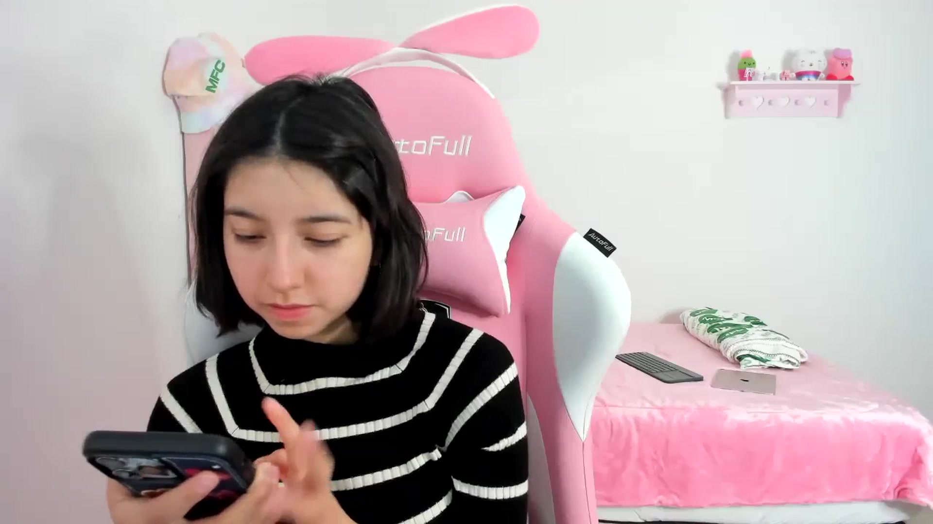 Gallery image thumbnail from Cherrycute666's myfreecams stream on, 01/03/2024, 24:16 image 5 of 20
