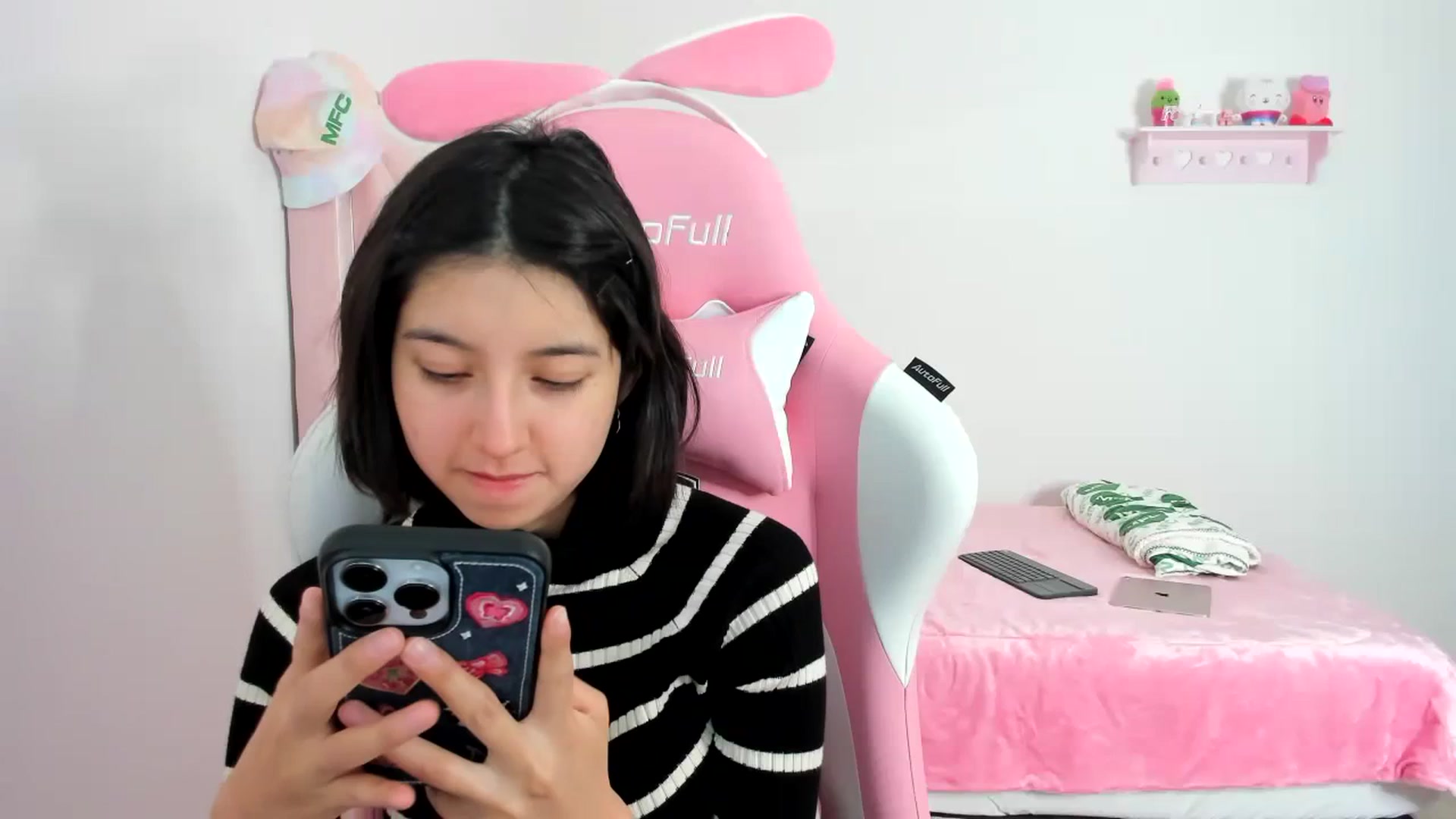 Gallery image thumbnail from Cherrycute666's myfreecams stream on, 01/03/2024, 24:16 image 4 of 20