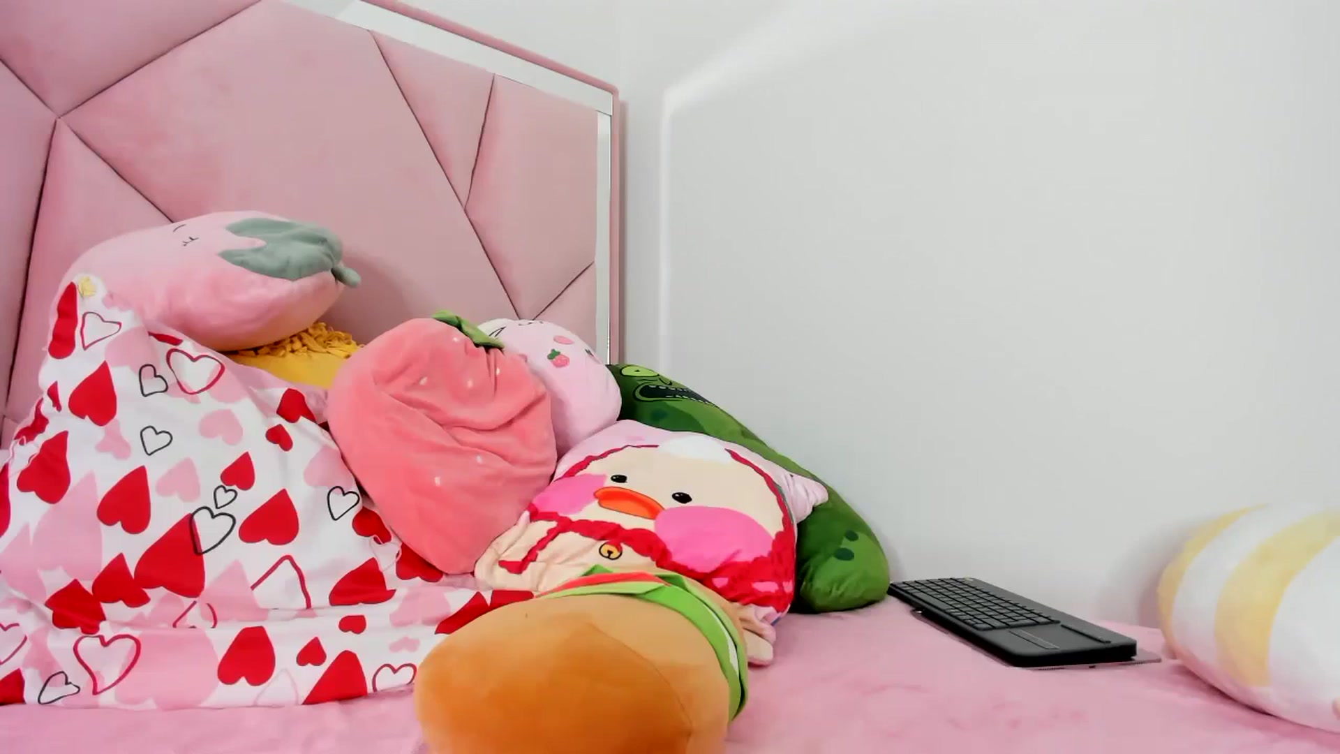 Gallery image thumbnail from Cherrycute666's myfreecams stream on, 01/03/2024, 08:16 image 18 of 20