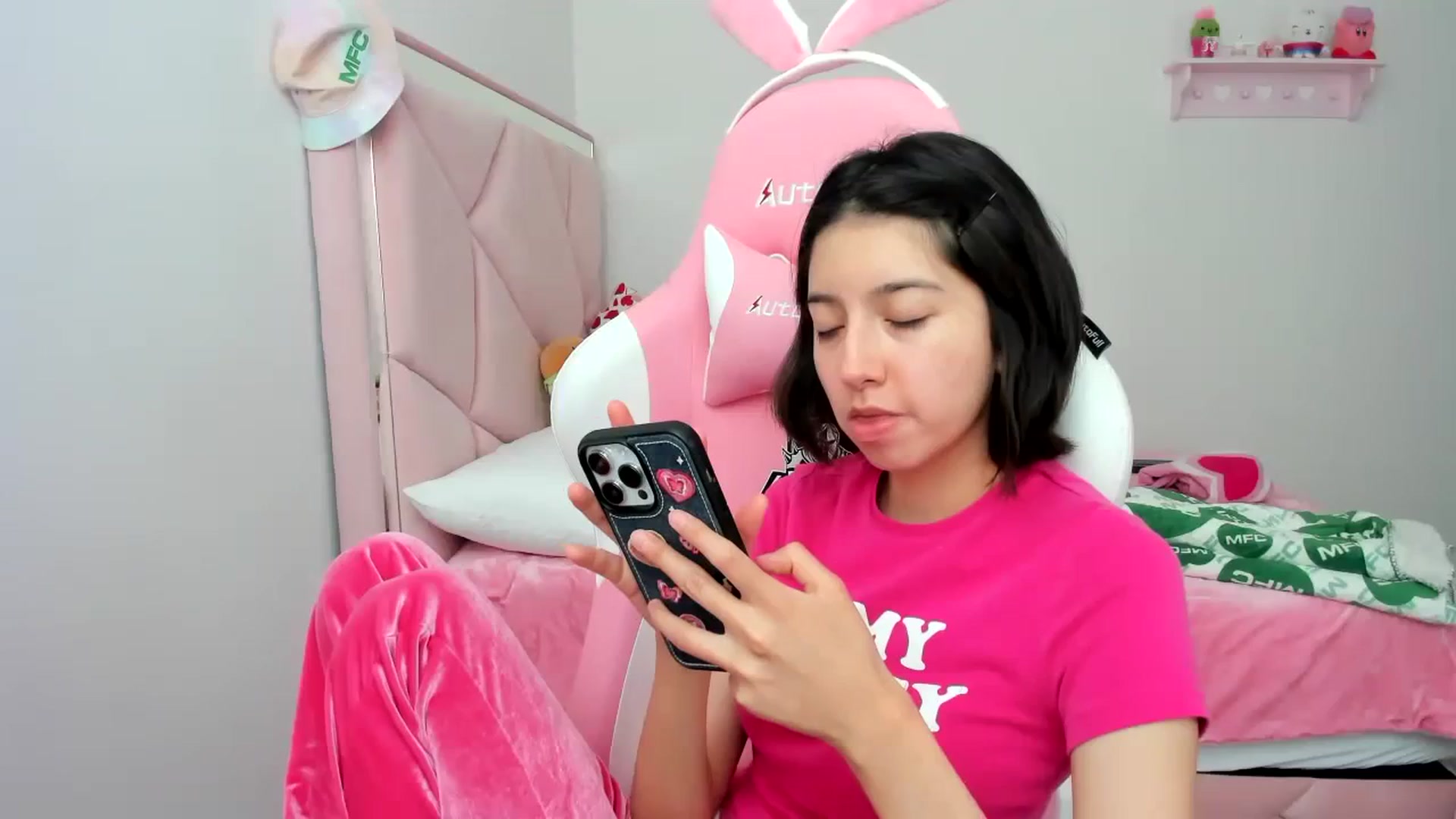 Gallery image thumbnail from Cherrycute666's myfreecams stream on, 01/03/2024, 22:49 image 3 of 20