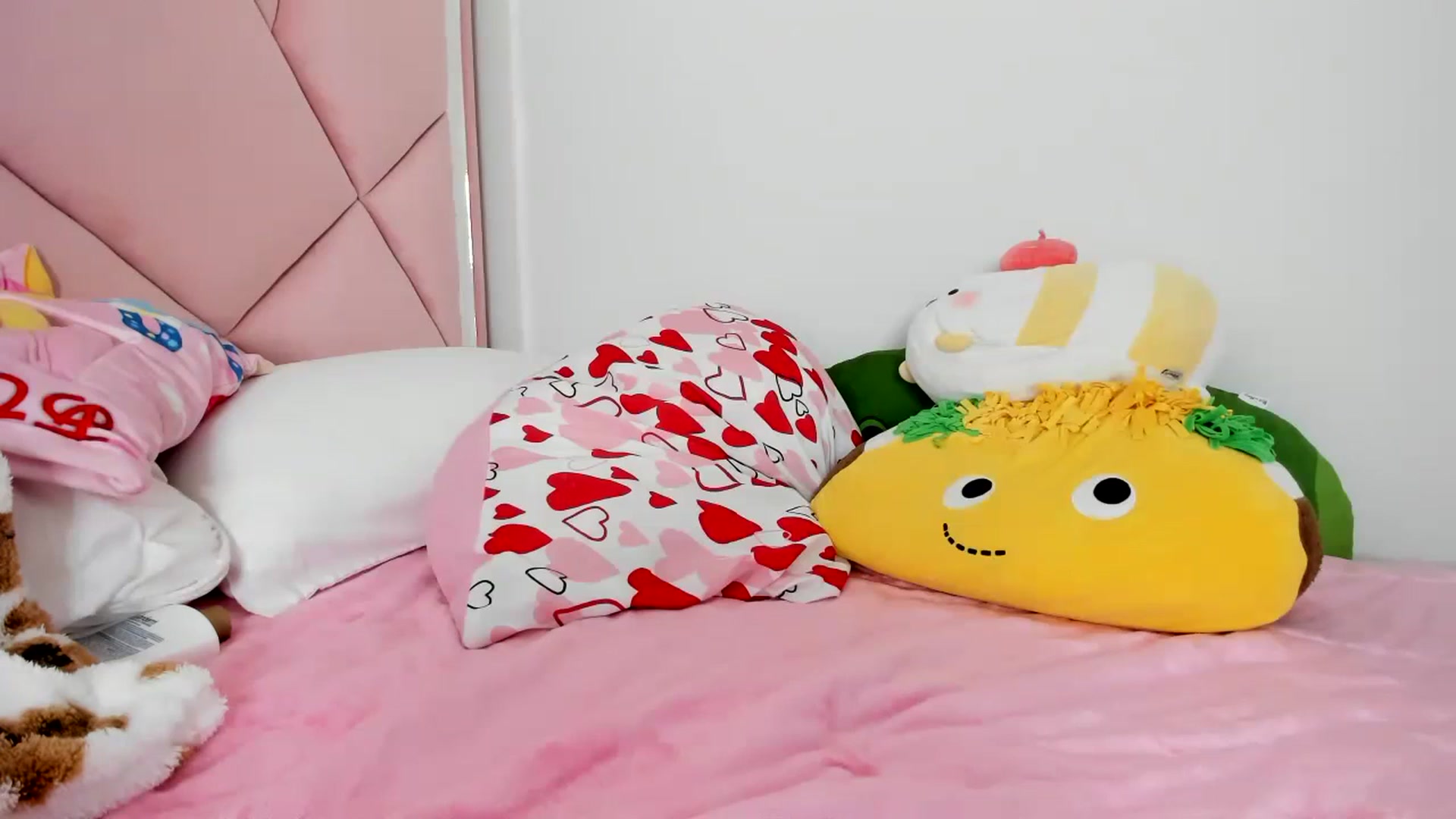 Gallery image thumbnail from Cherrycute666's myfreecams stream on, 01/07/2024, 11:45 image 7 of 20