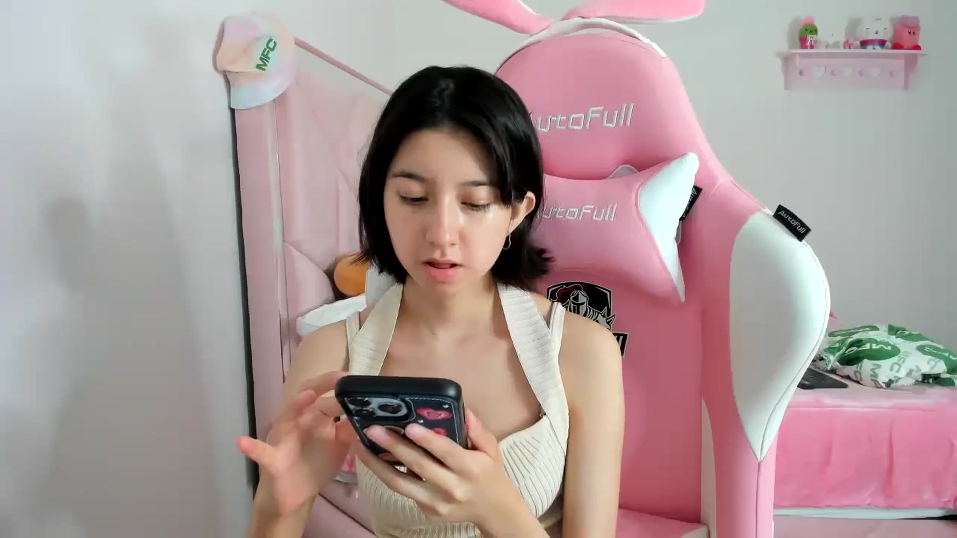 Gallery image thumbnail from Cherrycute666's myfreecams stream on, 01/07/2024, 11:45 image 16 of 20