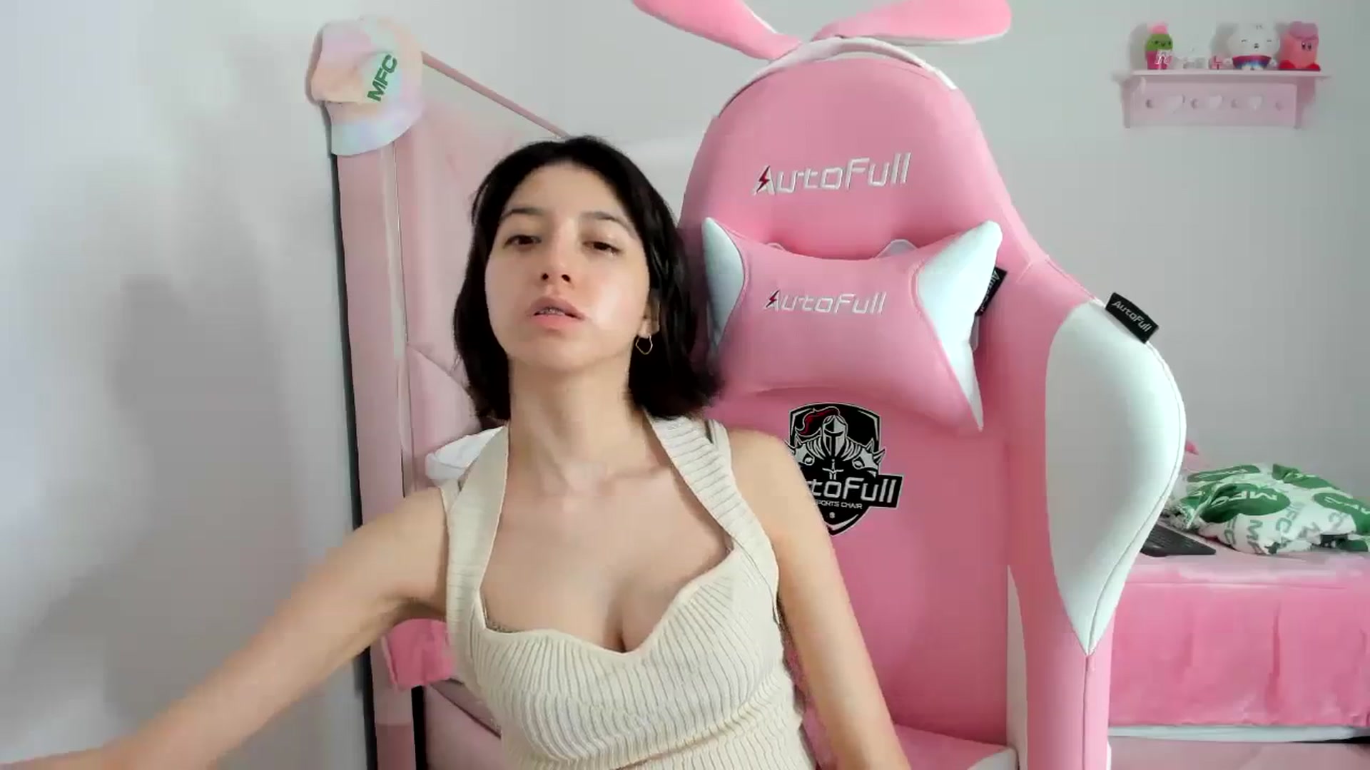 Gallery image thumbnail from Cherrycute666's myfreecams stream on, 01/07/2024, 11:45 image 17 of 20