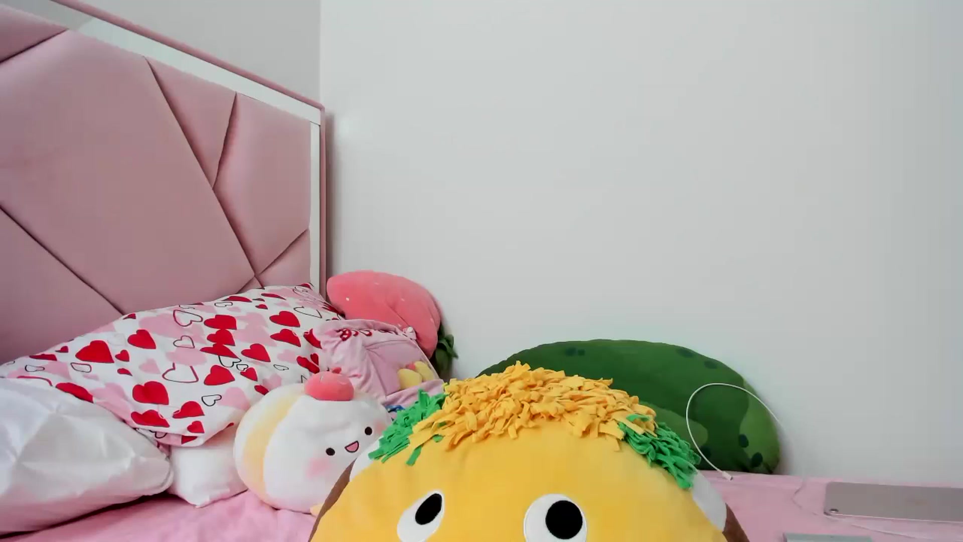 Gallery image thumbnail from Cherrycute666's myfreecams stream on, 01/08/2024, 21:02 image 4 of 20