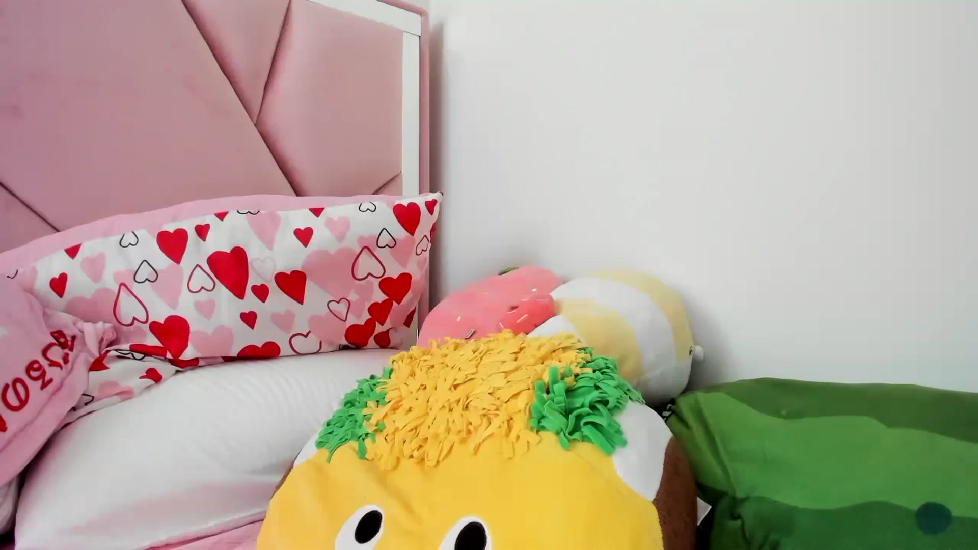 Gallery image thumbnail from Cherrycute666's myfreecams stream on, 01/08/2024, 22:07 image 3 of 20