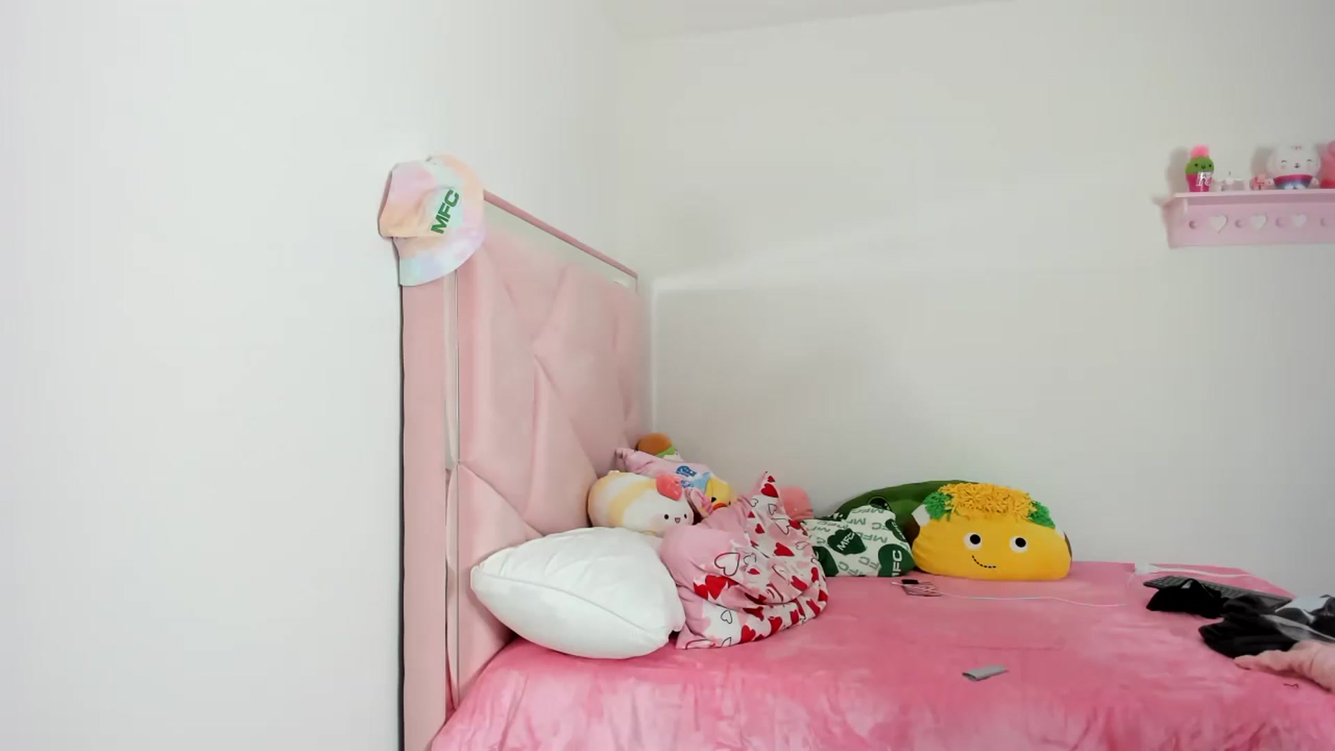 Gallery image thumbnail from Cherrycute666's myfreecams stream on, 01/10/2024, 02:48 image 15 of 20