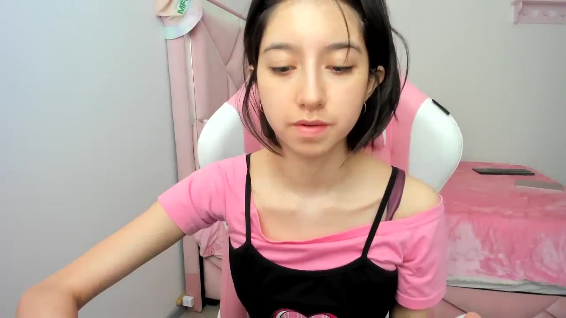 Gallery image thumbnail from Cherrycute666's myfreecams stream on, 01/10/2024, 20:32 image 16 of 20