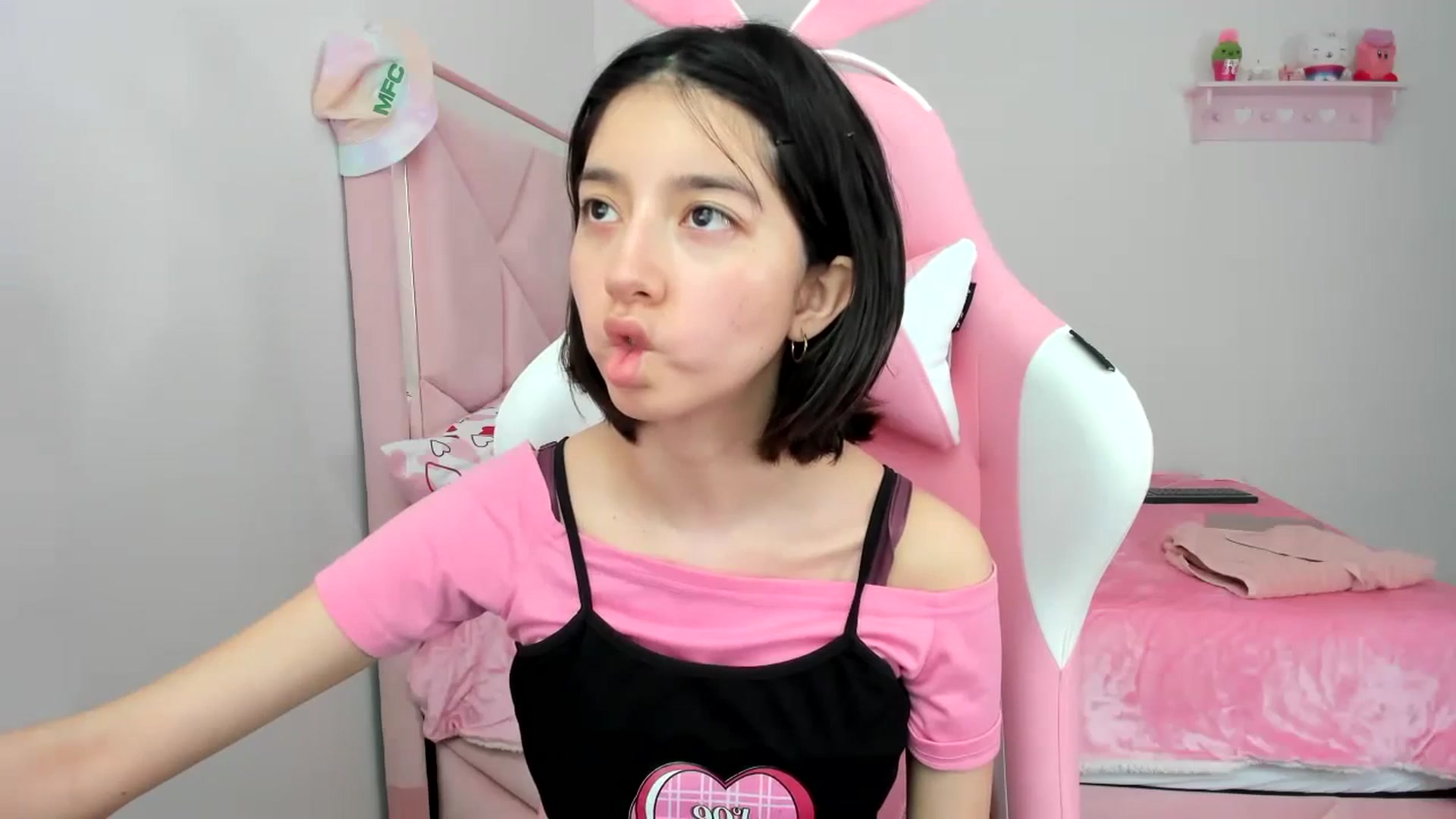 Gallery image thumbnail from Cherrycute666's myfreecams stream on, 01/10/2024, 22:52 image 19 of 20