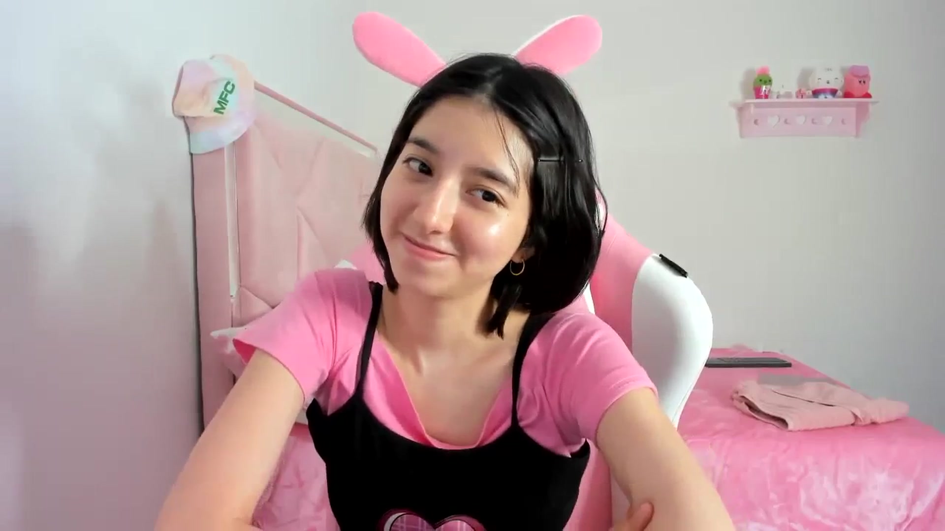 Gallery image thumbnail from Cherrycute666's myfreecams stream on, 01/11/2024, 24:55 image 13 of 20