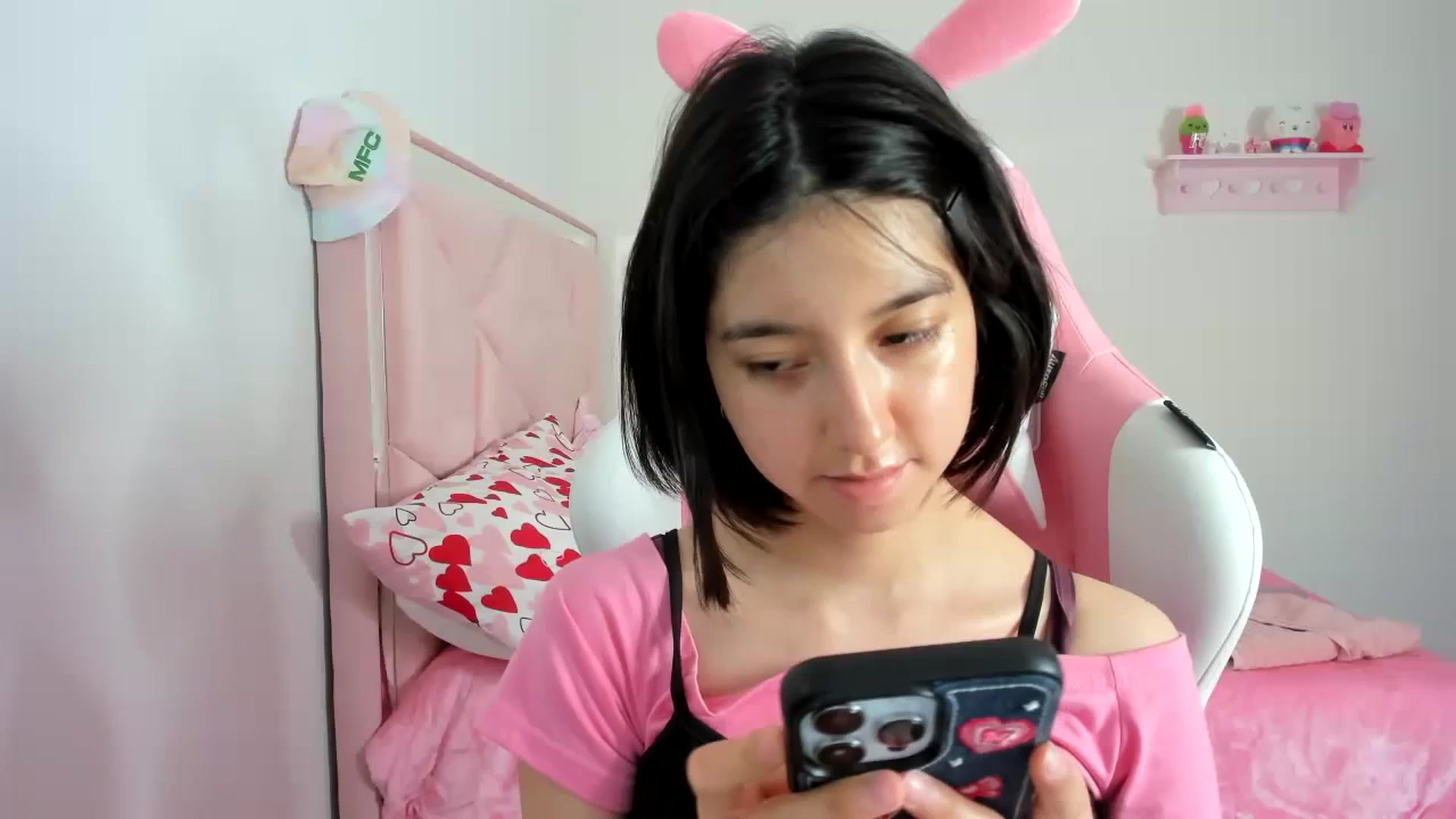 Gallery image thumbnail from Cherrycute666's myfreecams stream on, 01/11/2024, 24:55 image 16 of 20