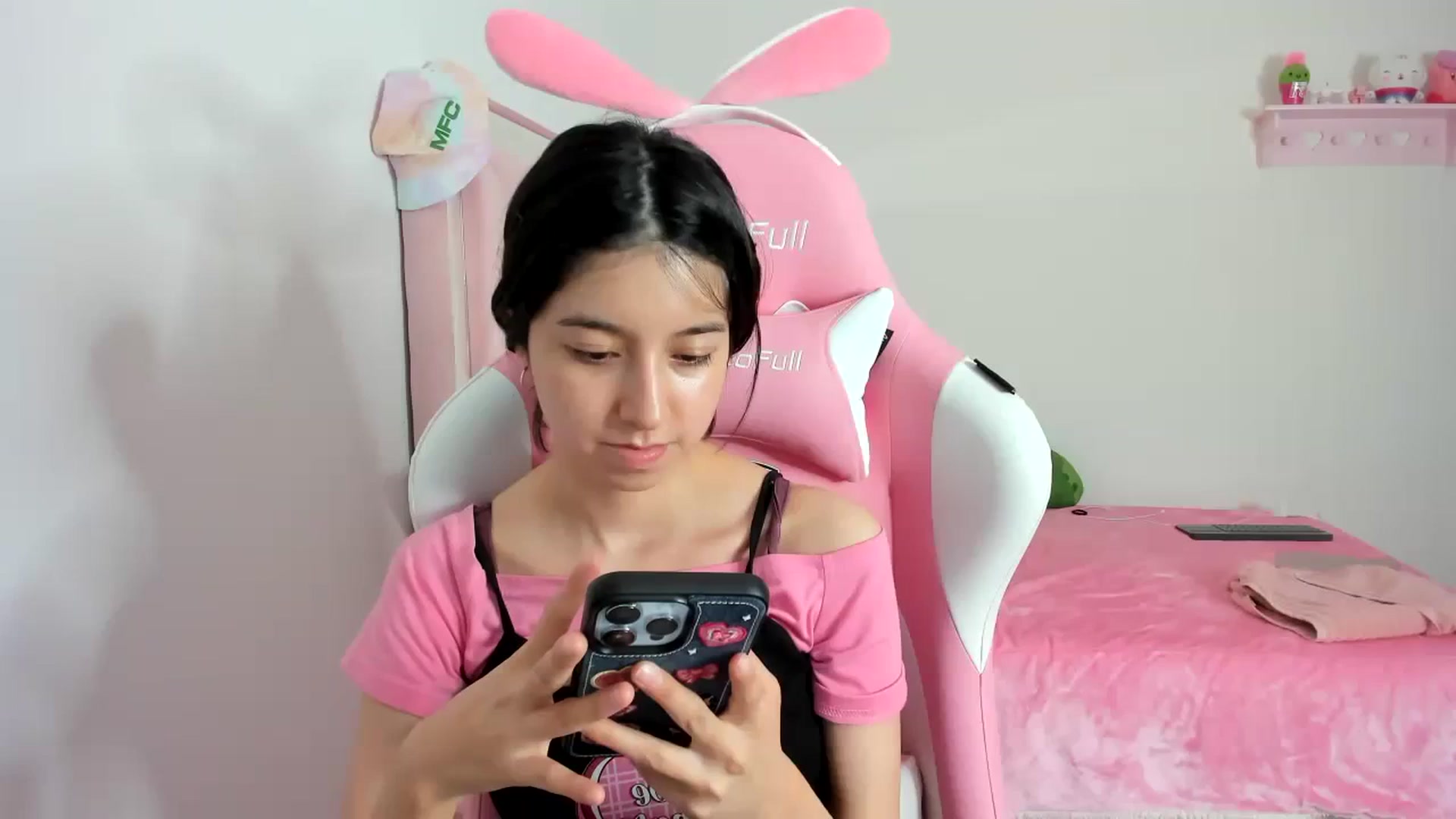 Gallery image thumbnail from Cherrycute666's myfreecams stream on, 01/11/2024, 03:00 image 17 of 20