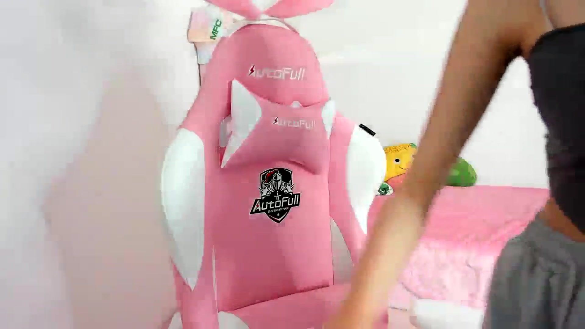 Gallery image thumbnail from Cherrycute666's myfreecams stream on, 01/13/2024, 02:18 image 16 of 20