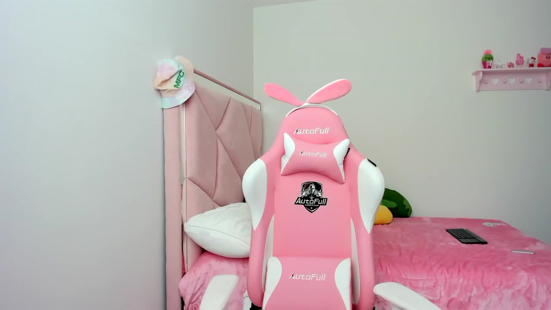 Gallery image thumbnail from Cherrycute666's myfreecams stream on, 01/13/2024, 21:37 image 13 of 20