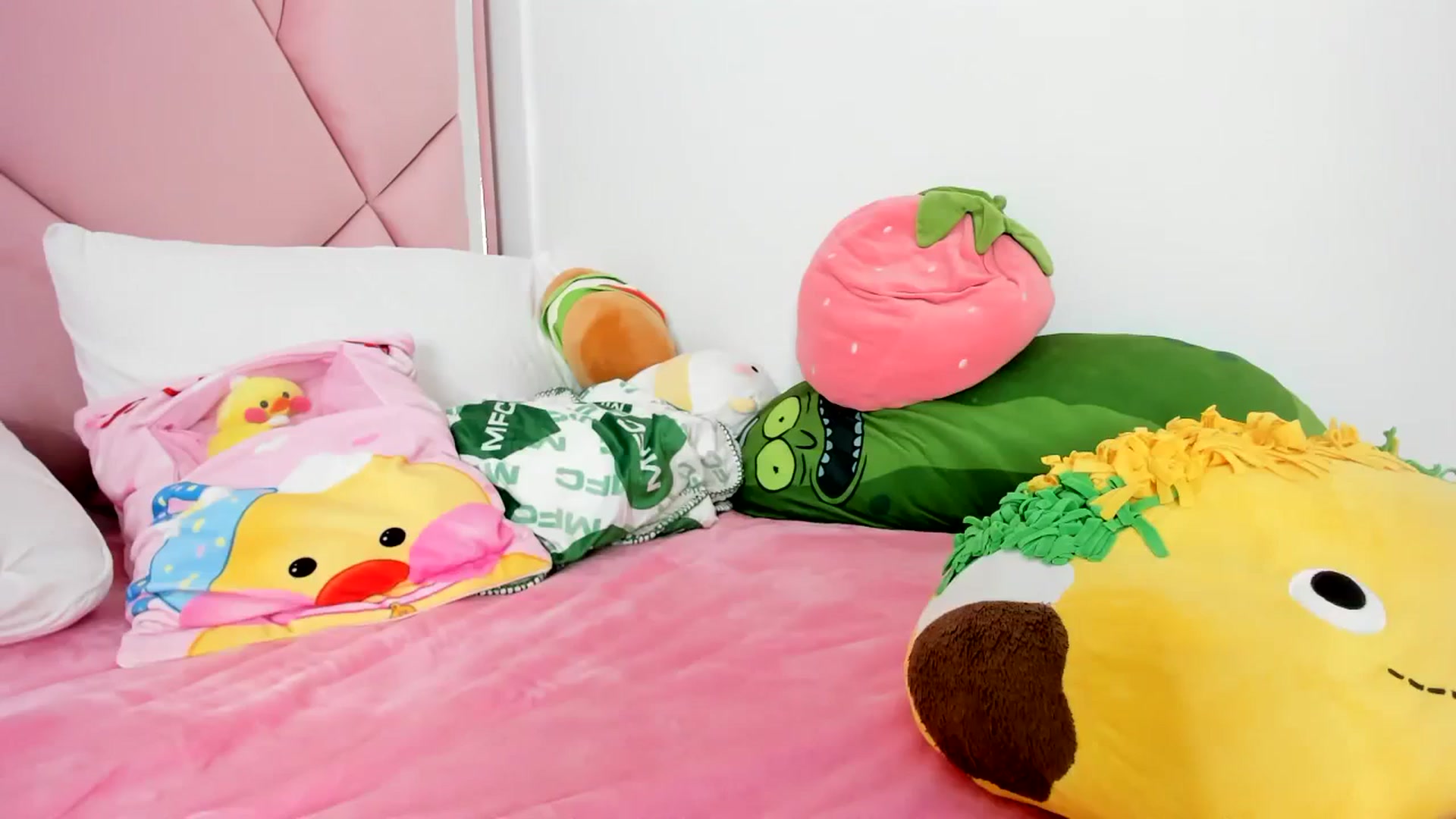 Gallery image thumbnail from Cherrycute666's myfreecams stream on, 01/14/2024, 03:06 image 10 of 20