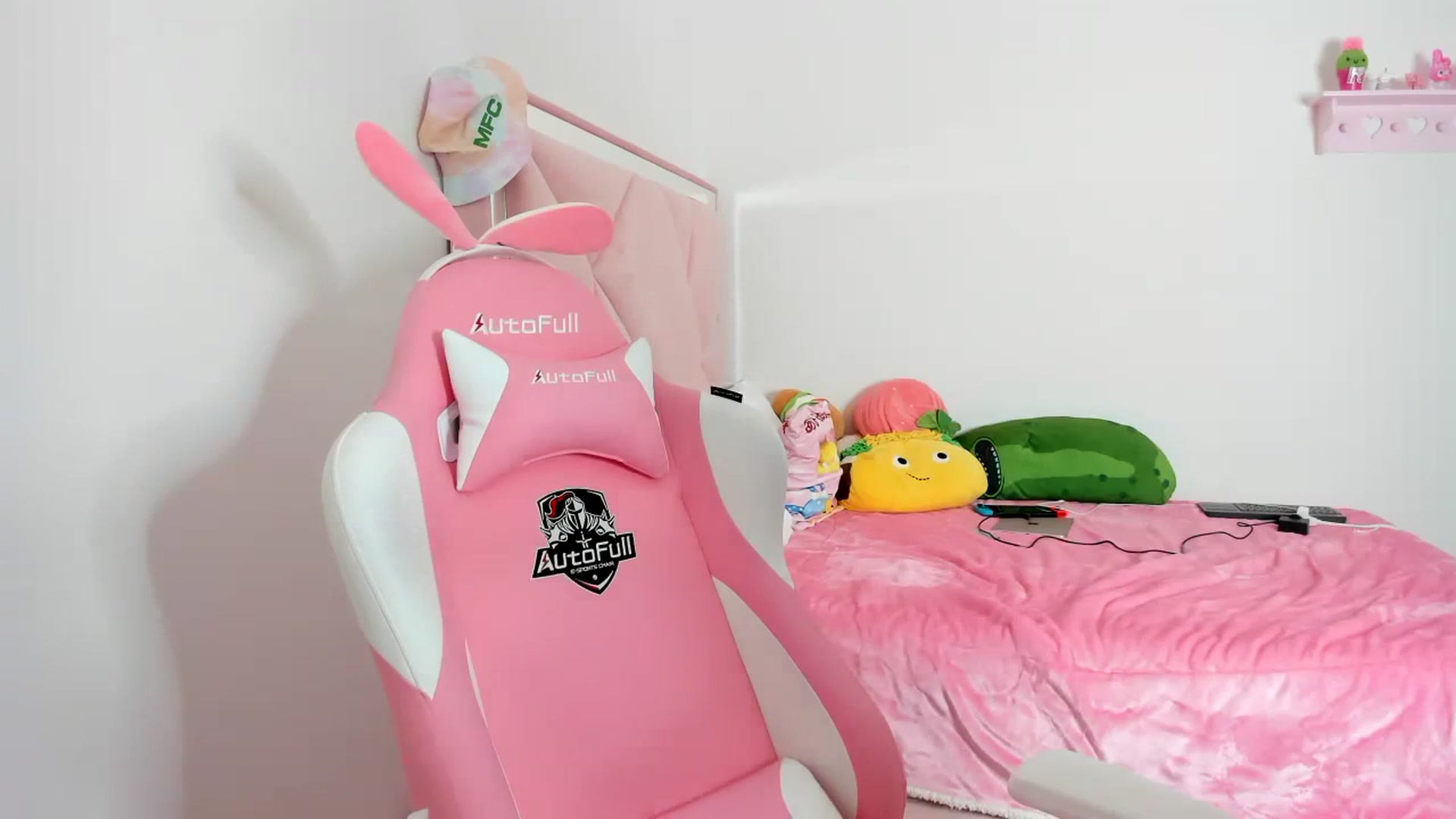 Gallery image thumbnail from Cherrycute666's myfreecams stream on, 01/15/2024, 06:31 image 13 of 20