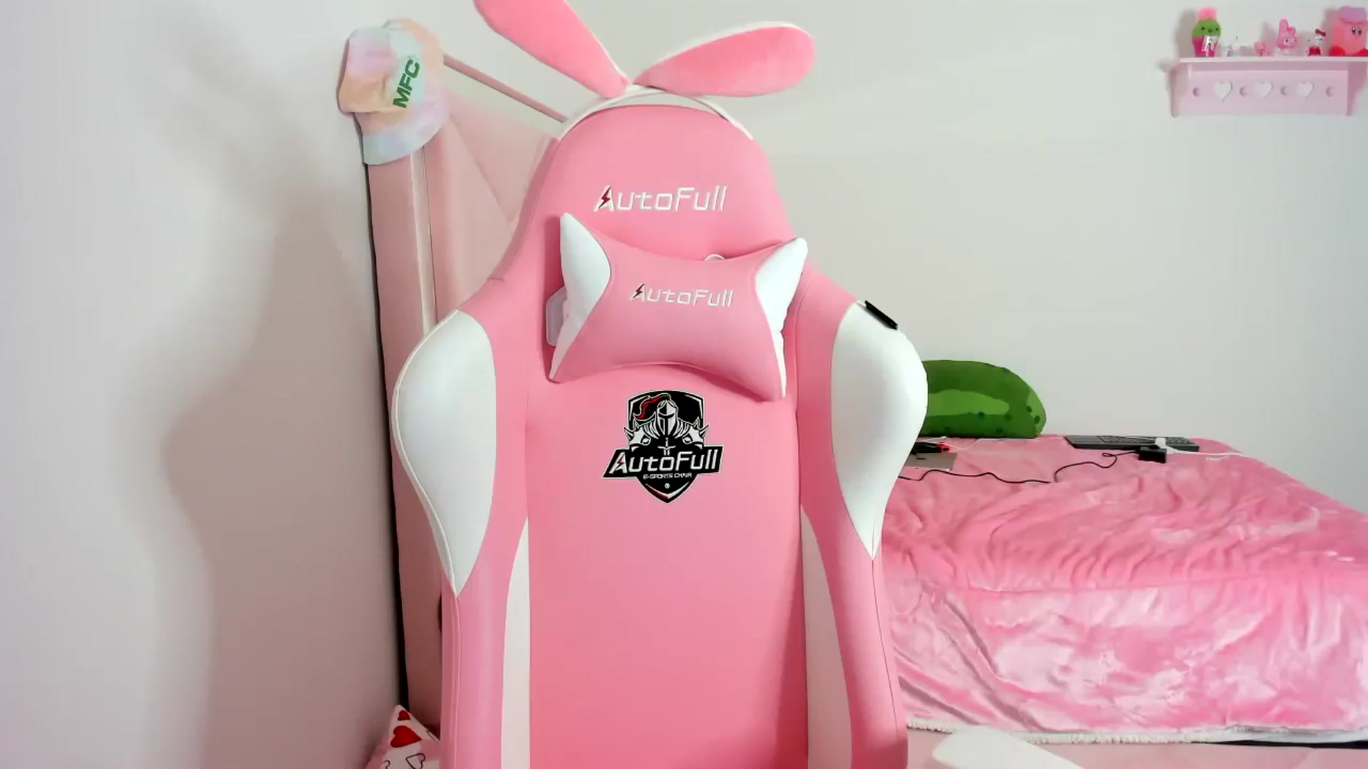 Gallery image thumbnail from Cherrycute666's myfreecams stream on, 01/15/2024, 08:59 image 16 of 20