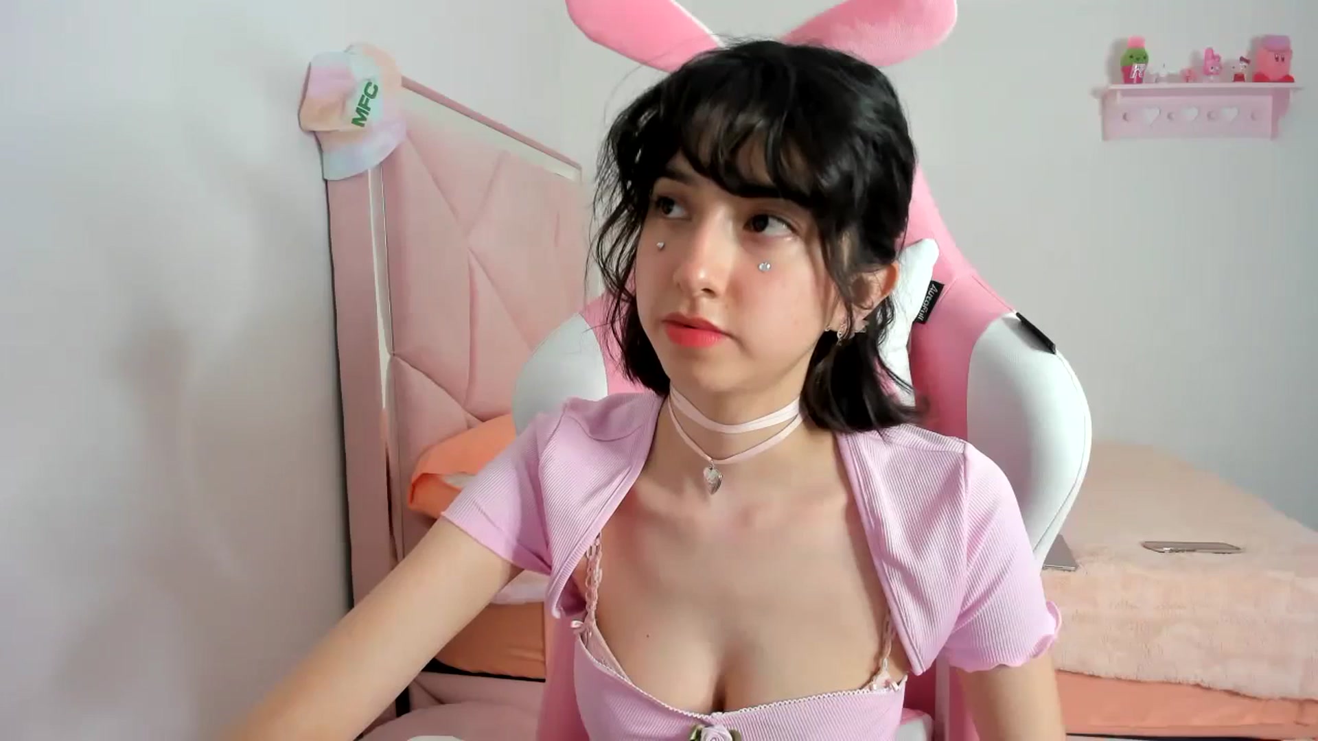 Gallery image thumbnail from Cherrycute666's myfreecams stream on, 01/17/2024, 08:27 image 2 of 20