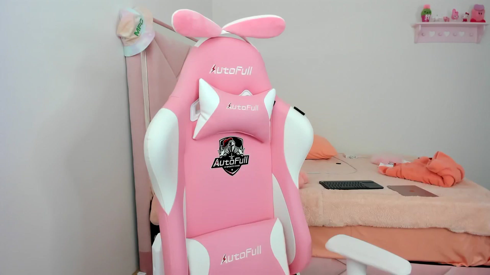 Gallery image thumbnail from Cherrycute666's myfreecams stream on, 01/19/2024, 22:10 image 7 of 20