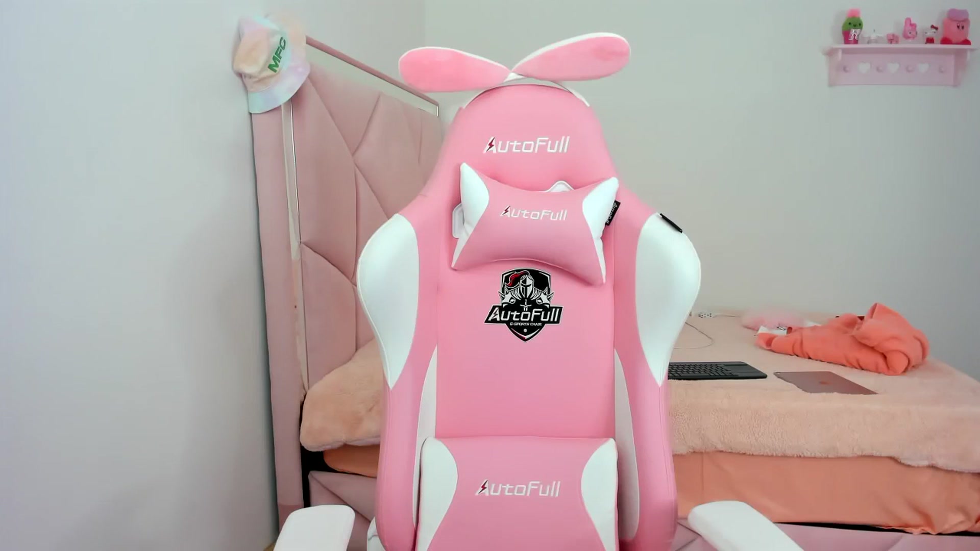 Gallery image thumbnail from Cherrycute666's myfreecams stream on, 01/19/2024, 22:10 image 6 of 20