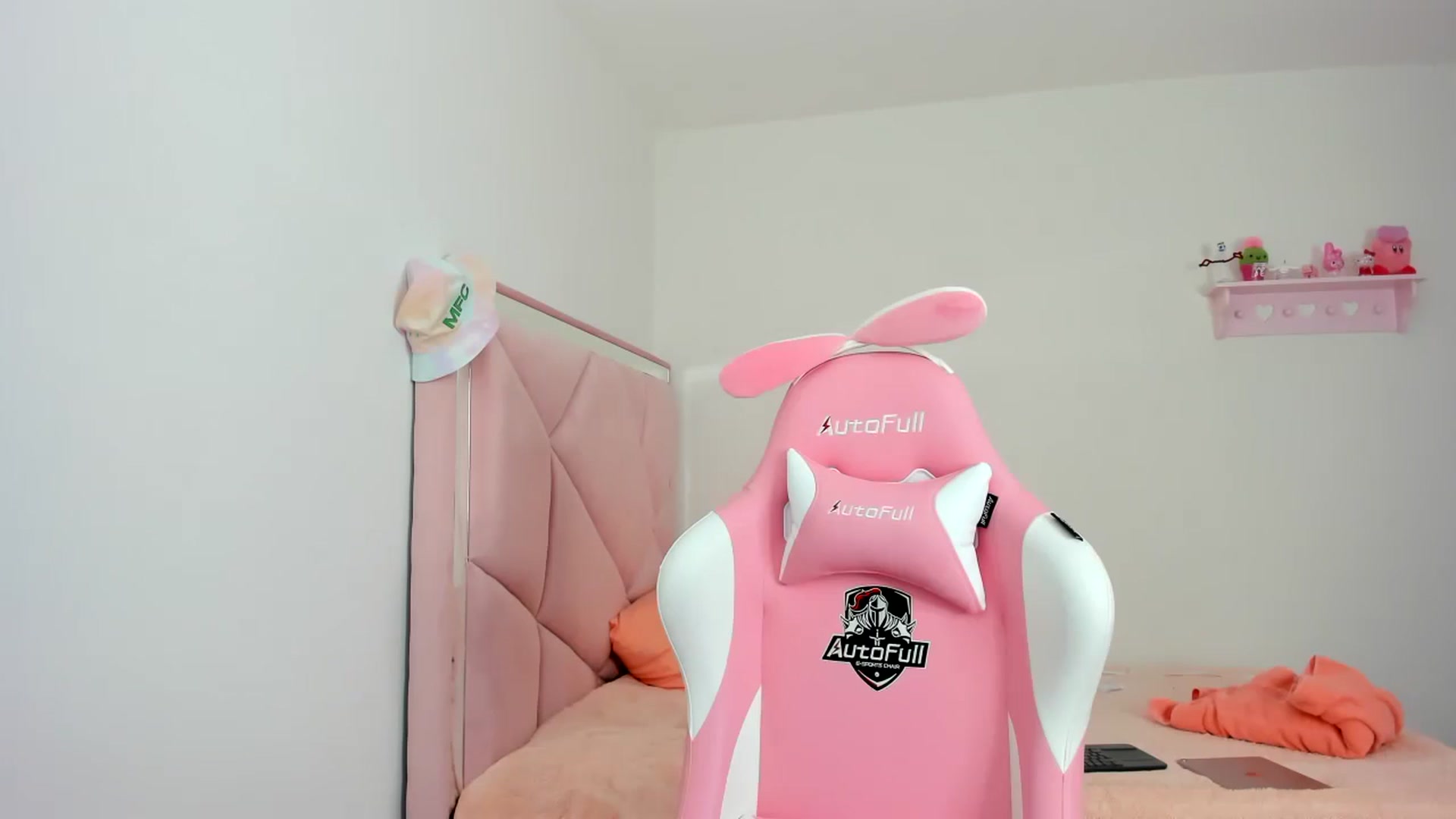 Gallery image thumbnail from Cherrycute666's myfreecams stream on, 01/19/2024, 22:10 image 18 of 20