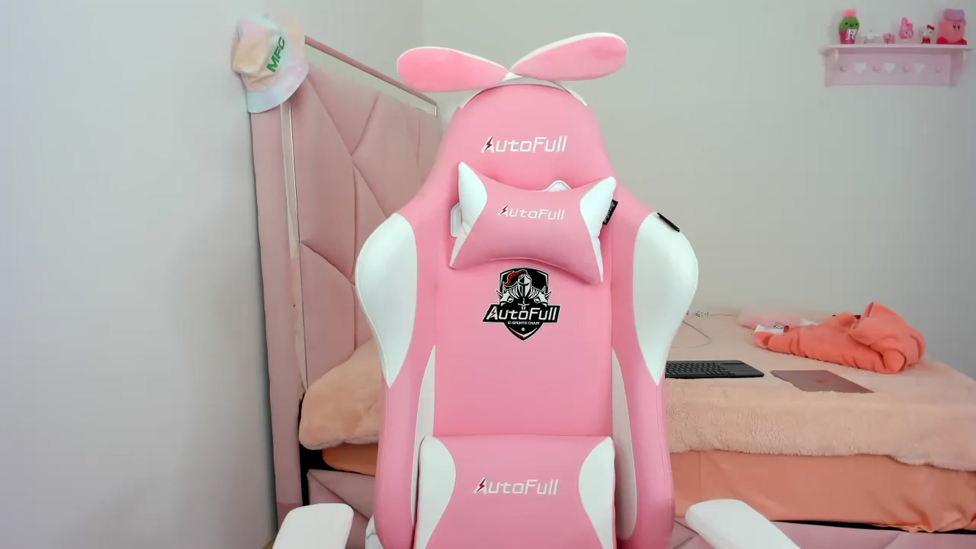 Gallery image thumbnail from Cherrycute666's myfreecams stream on, 01/19/2024, 22:10 image 5 of 20