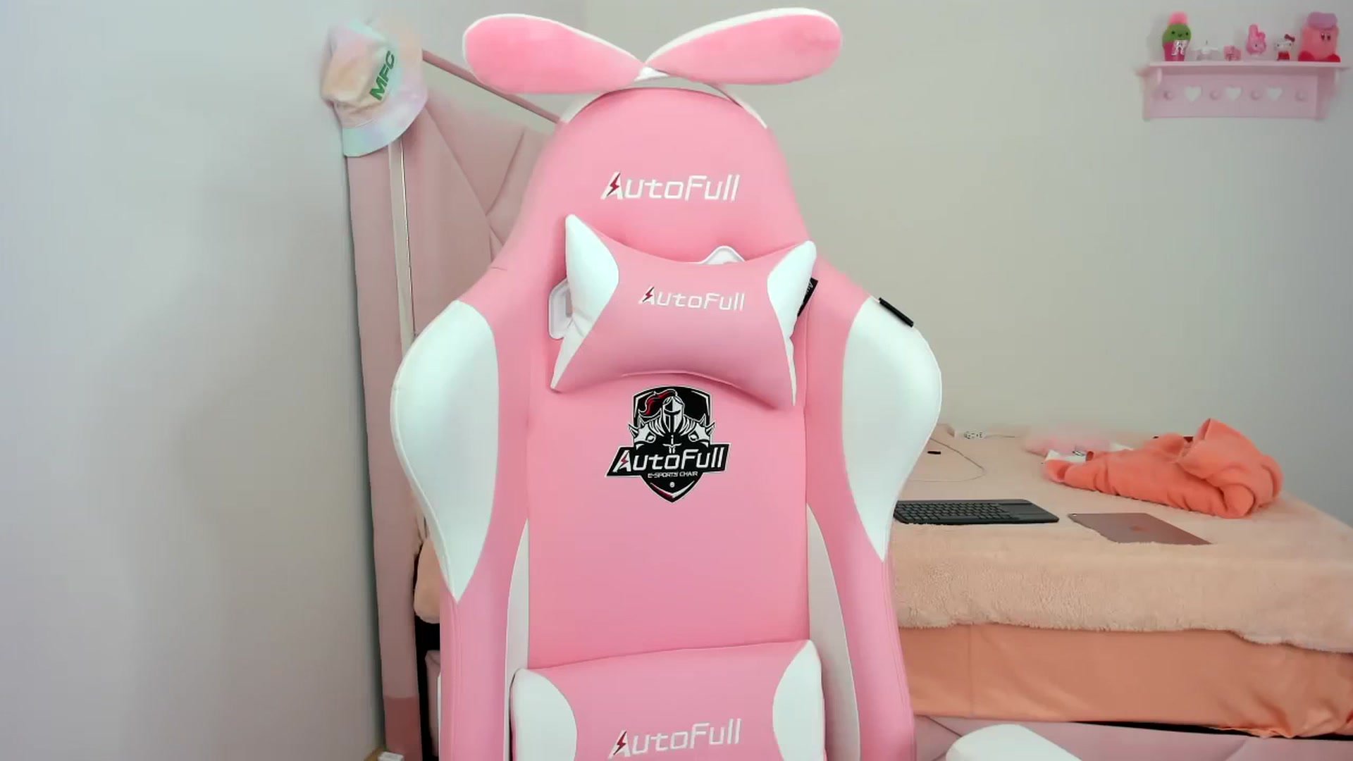 Gallery image thumbnail from Cherrycute666's myfreecams stream on, 01/19/2024, 22:10 image 10 of 20