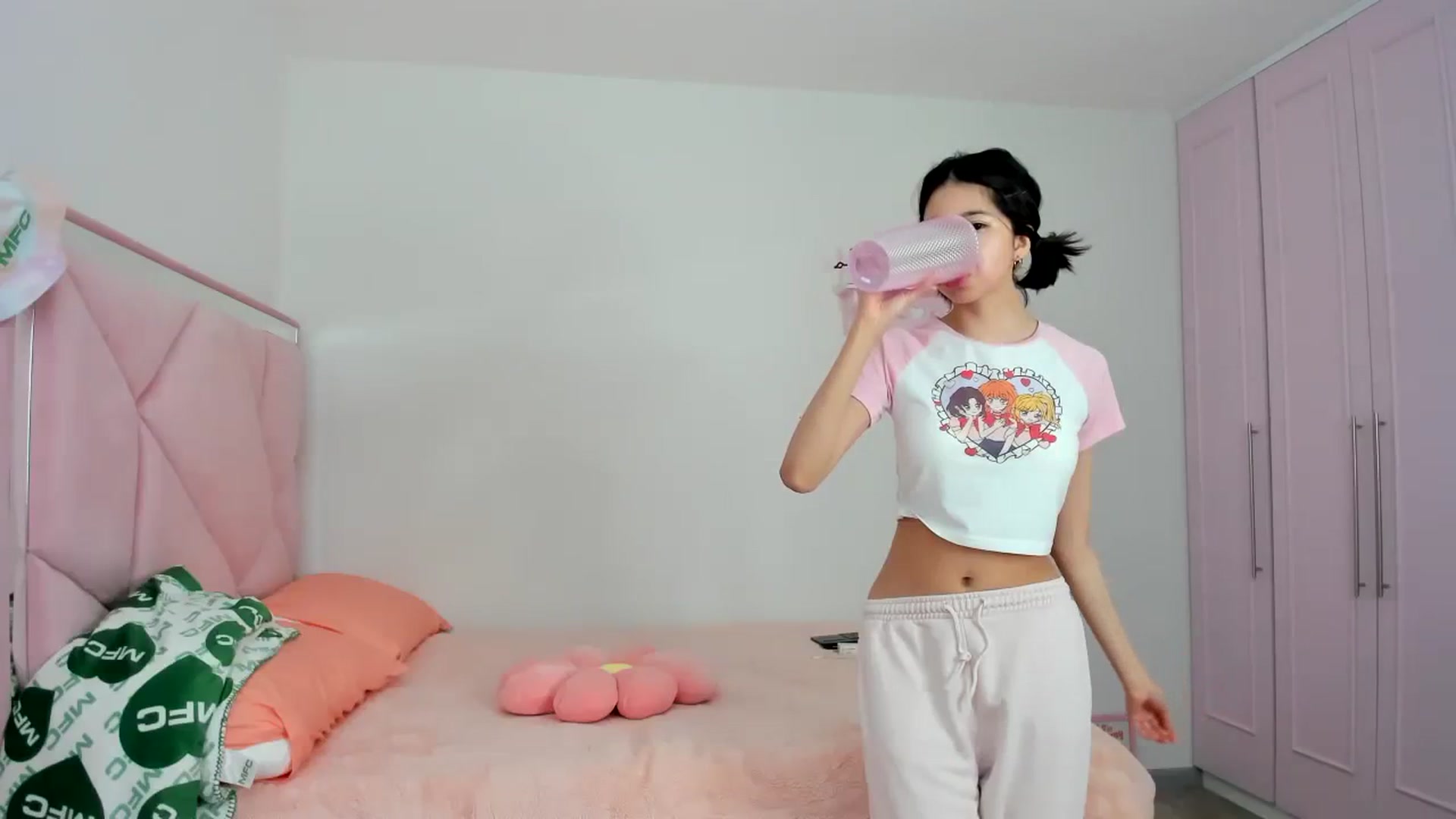 Gallery image thumbnail from Cherrycute666's myfreecams stream on, 01/23/2024, 20:48 image 6 of 20