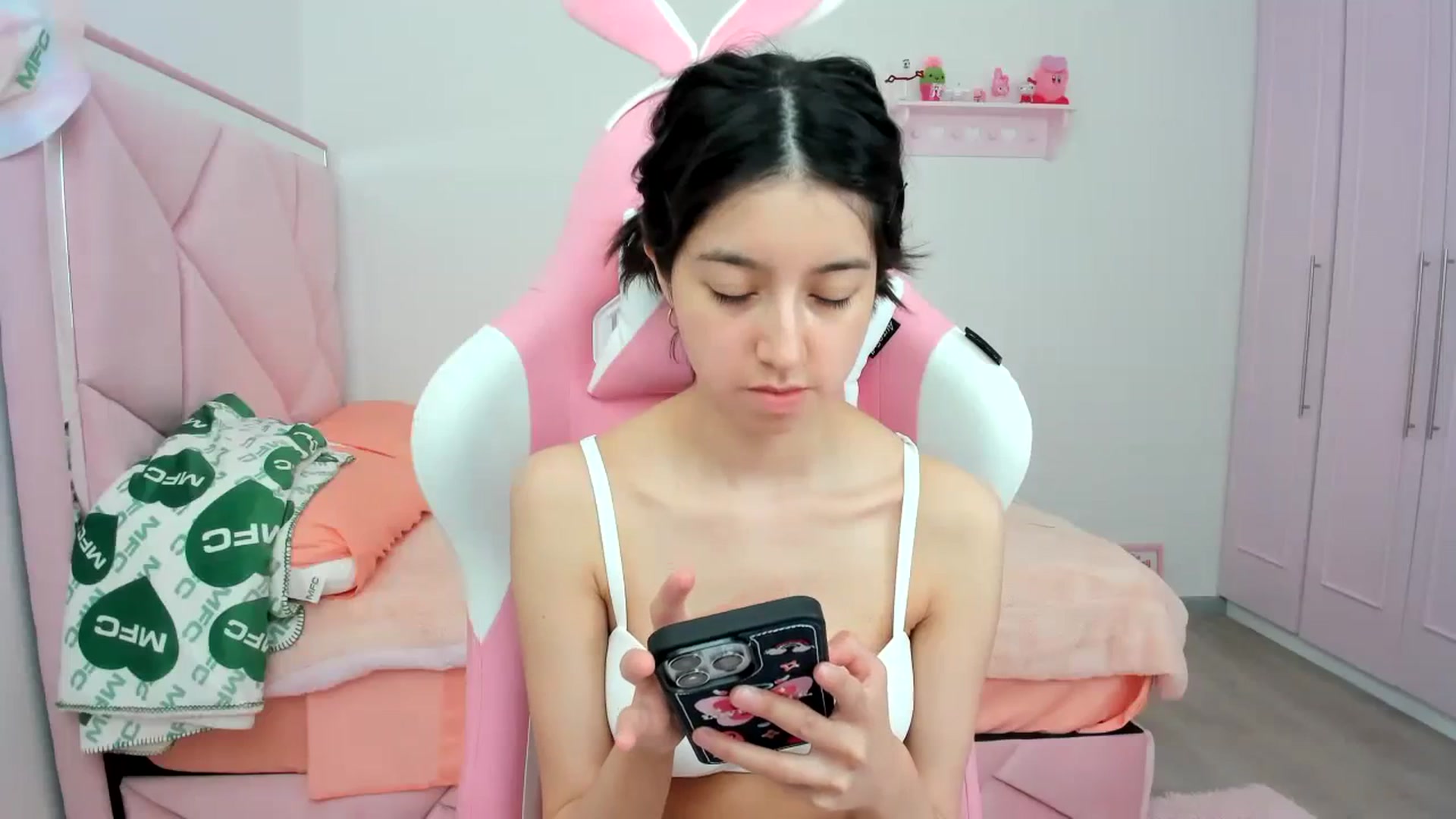 Gallery image thumbnail from Cherrycute666's myfreecams stream on, 01/23/2024, 21:17 image 17 of 20